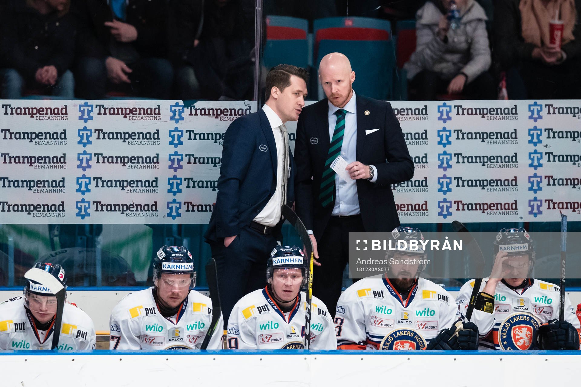 Växjös tränare Sam Hallam (v) diskuterar med