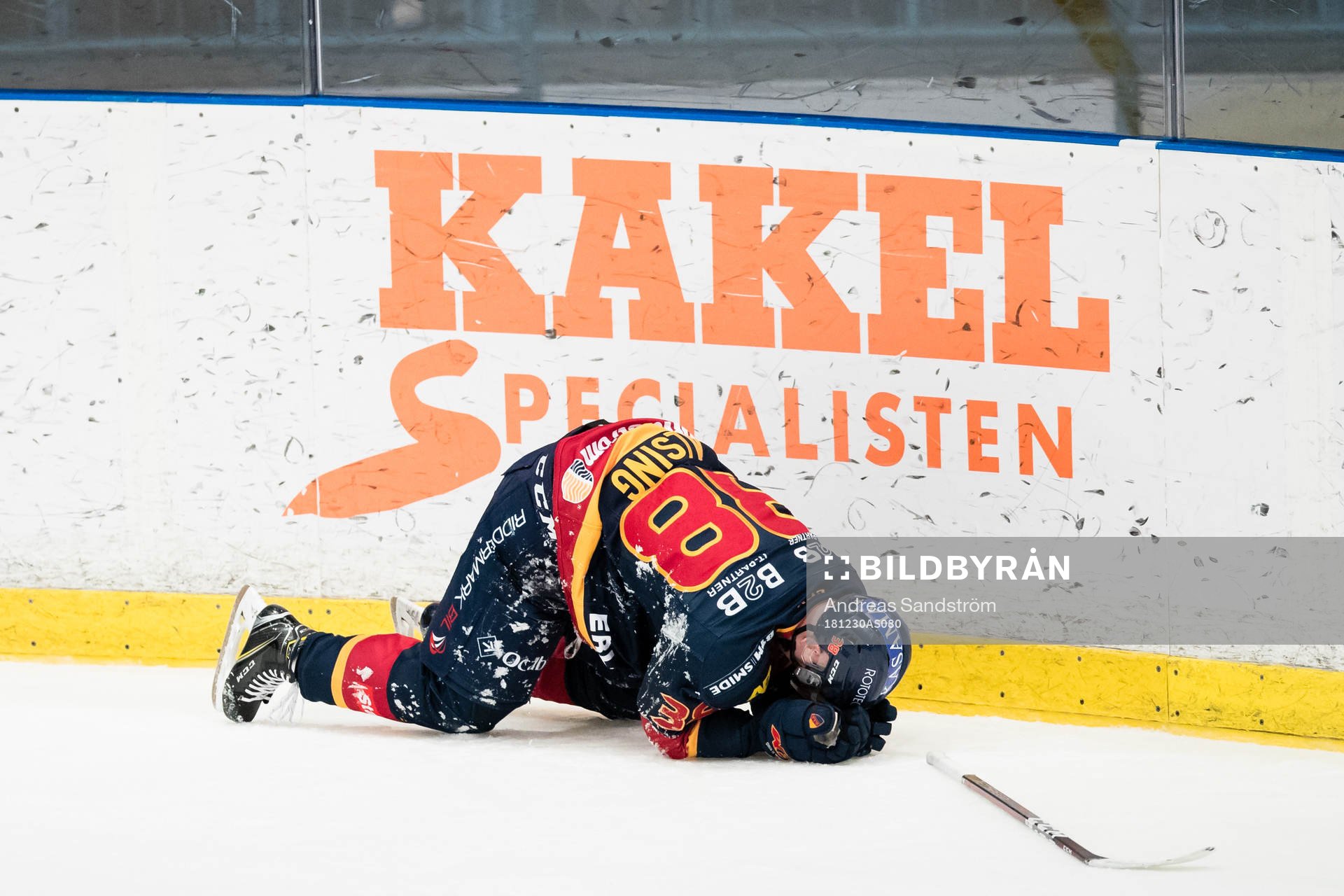 Djurgårdens Olle Alsing åker på en tackling bakifrån av