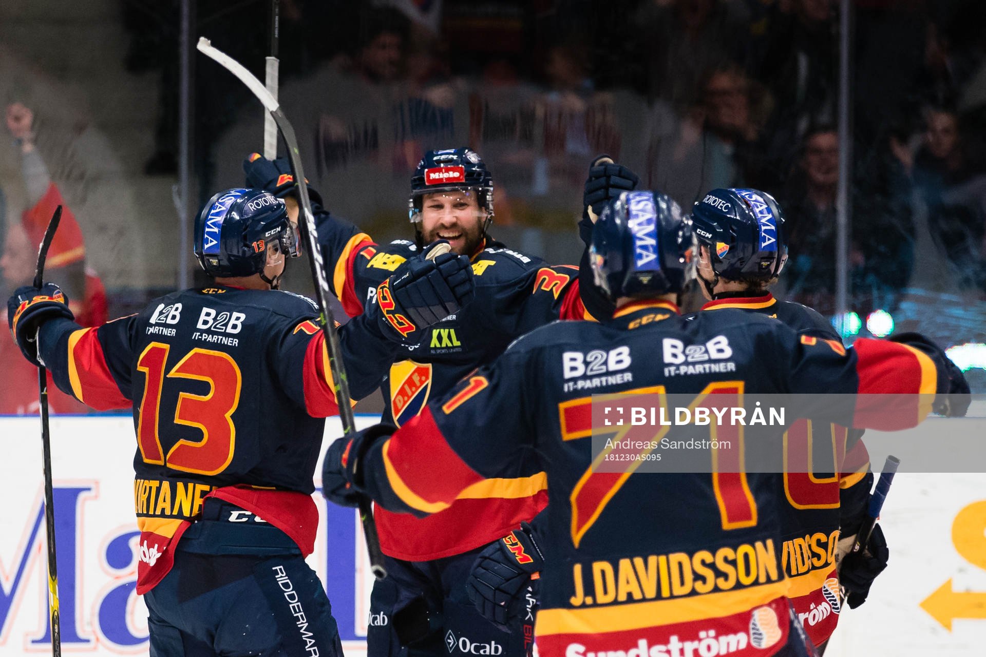 a vänster) gör 3-2 och jublar med Petteri Wirtanen ,