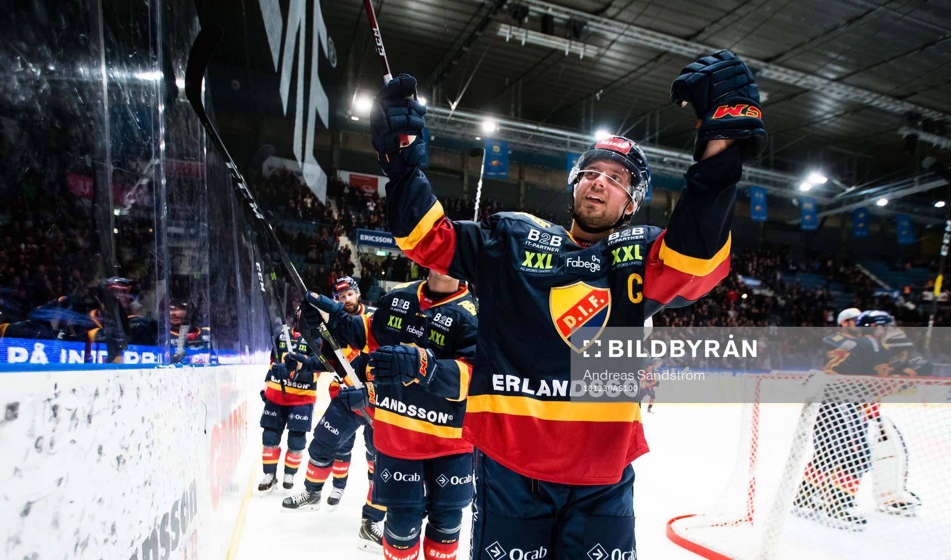 Djurgårdens Jacob Josefson firar segern med fansen