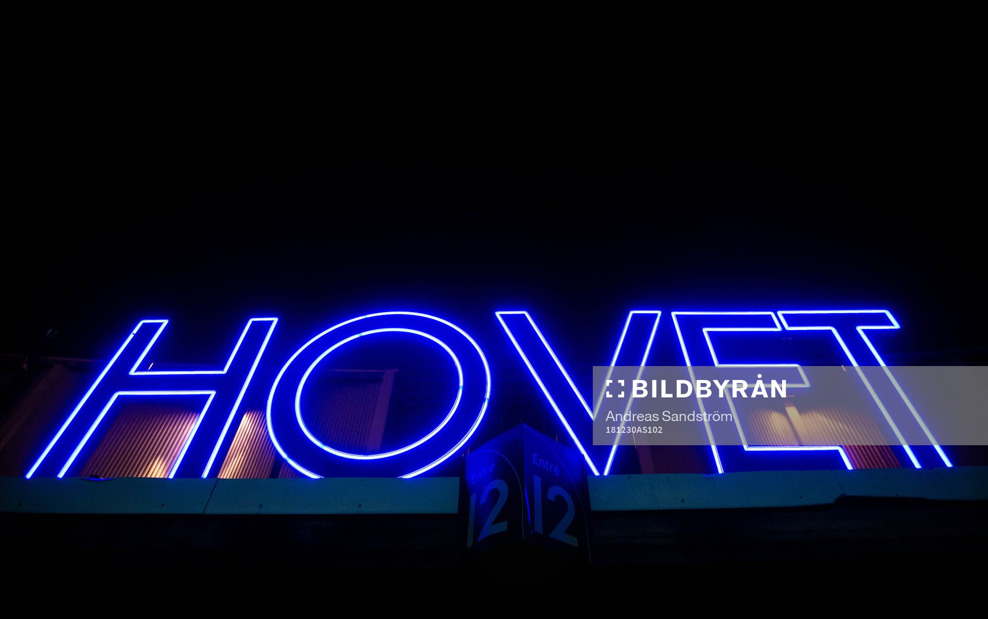 Neonskylt utanför Hovets Isstadion