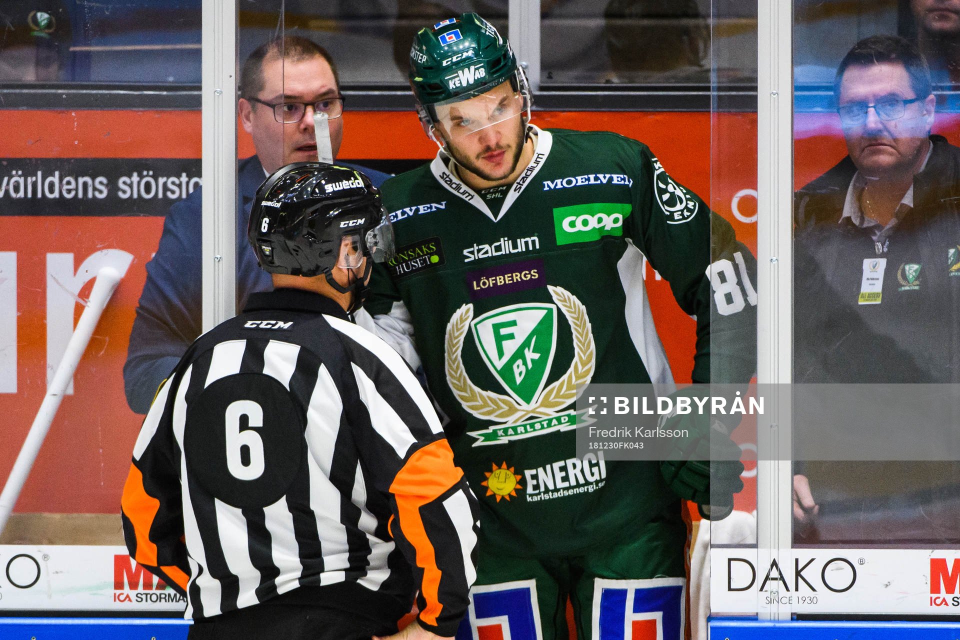 Färjestads Theodor Lennström lämnar isen