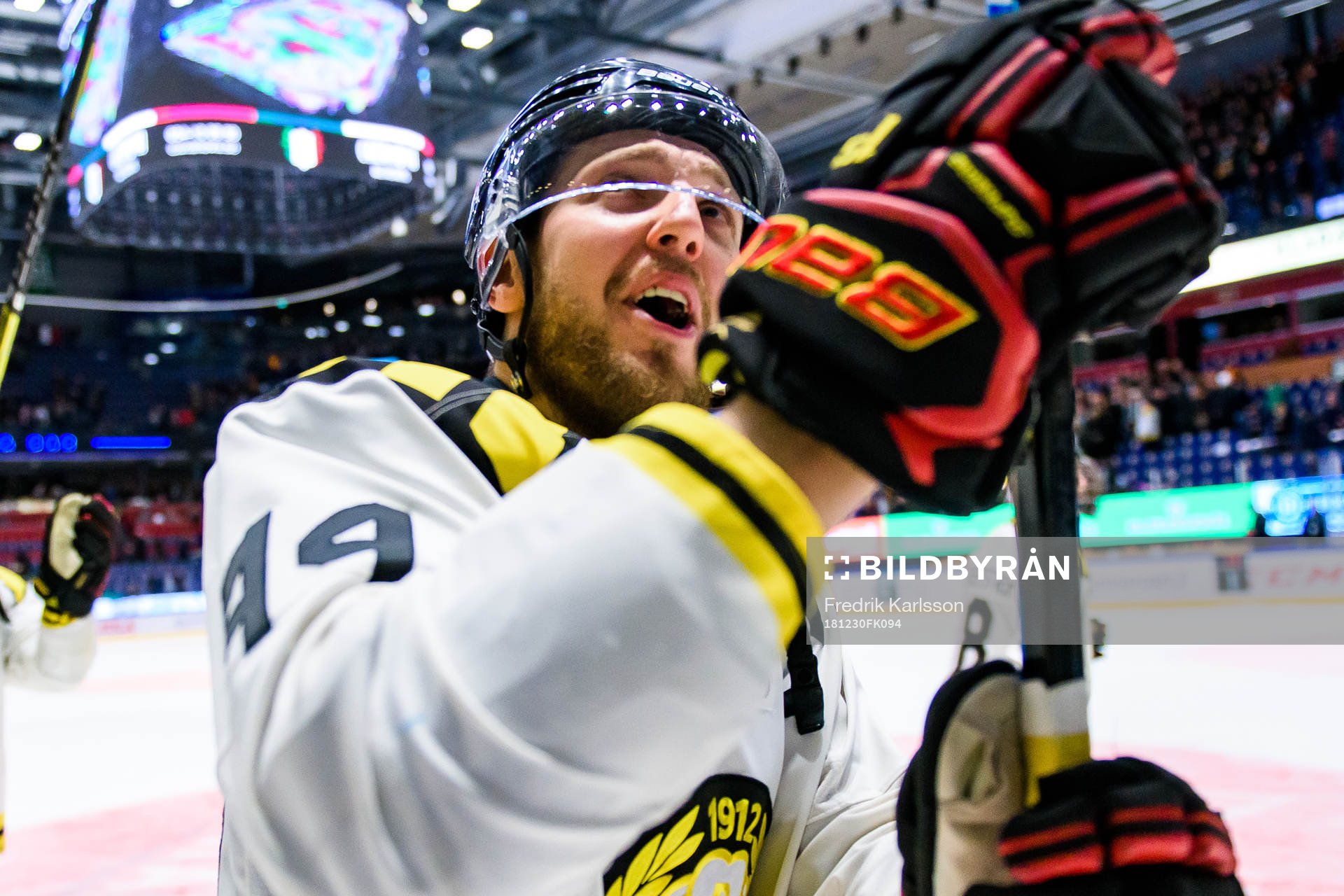 Brynäs Jacob Blomqvist jublar och tackar publiken