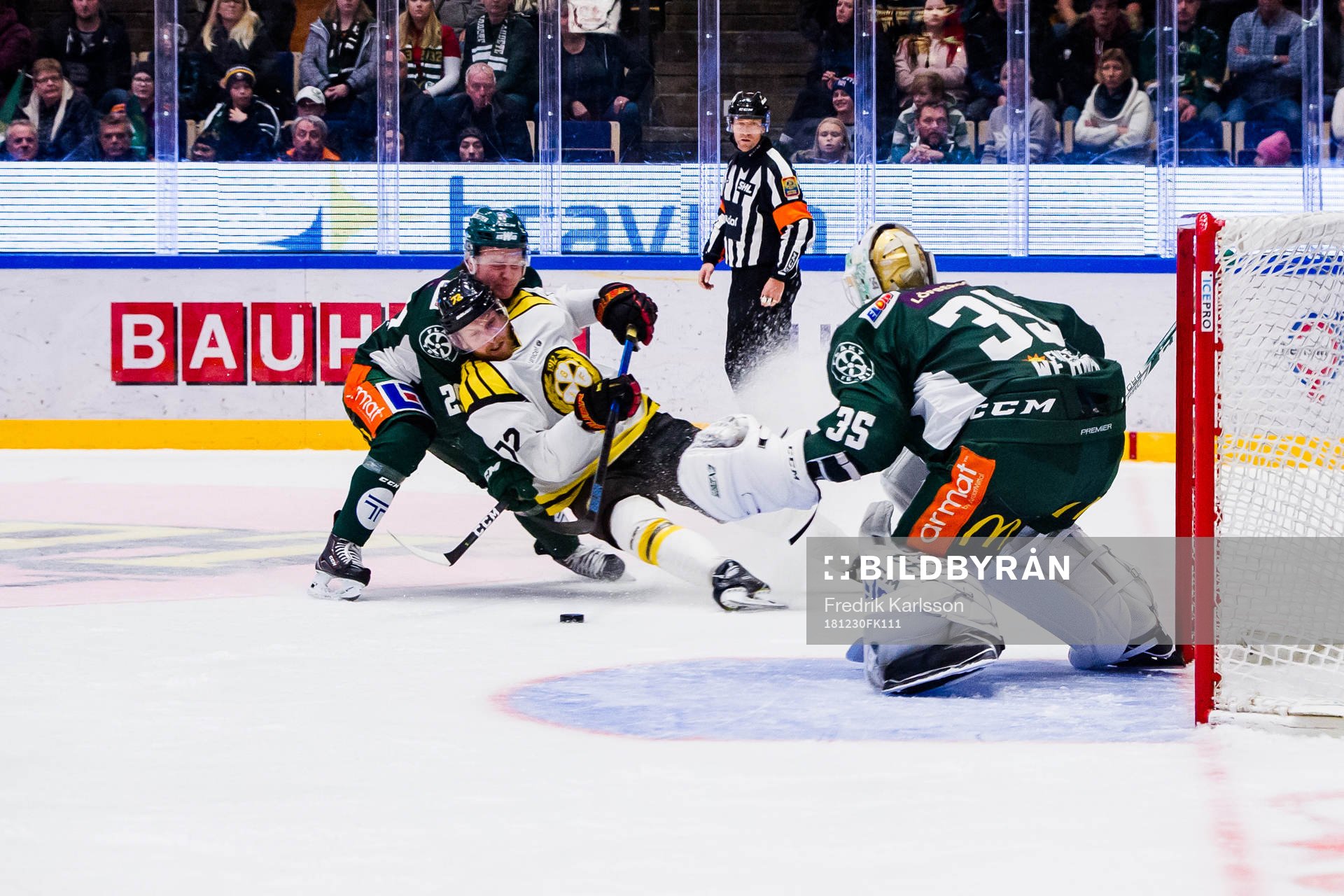 Färjestads Oskar Steen och Brynäs Joachim Rohdin i kamp