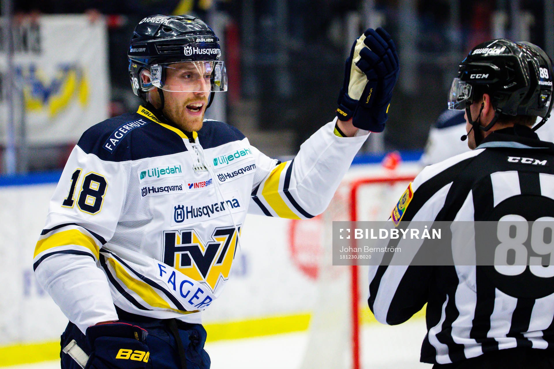 s Joakim Andersson i diskussion med domaren
