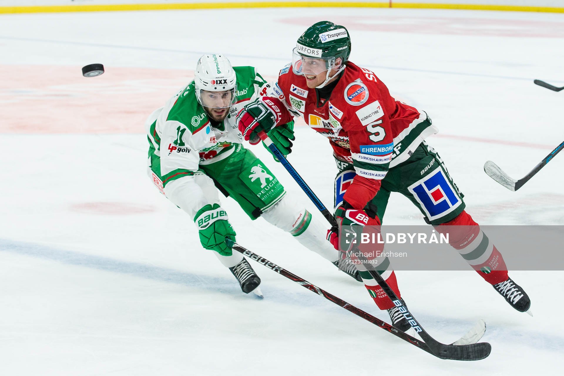 Frölundas Chay Genoway före Rögles Mattias Sjögren