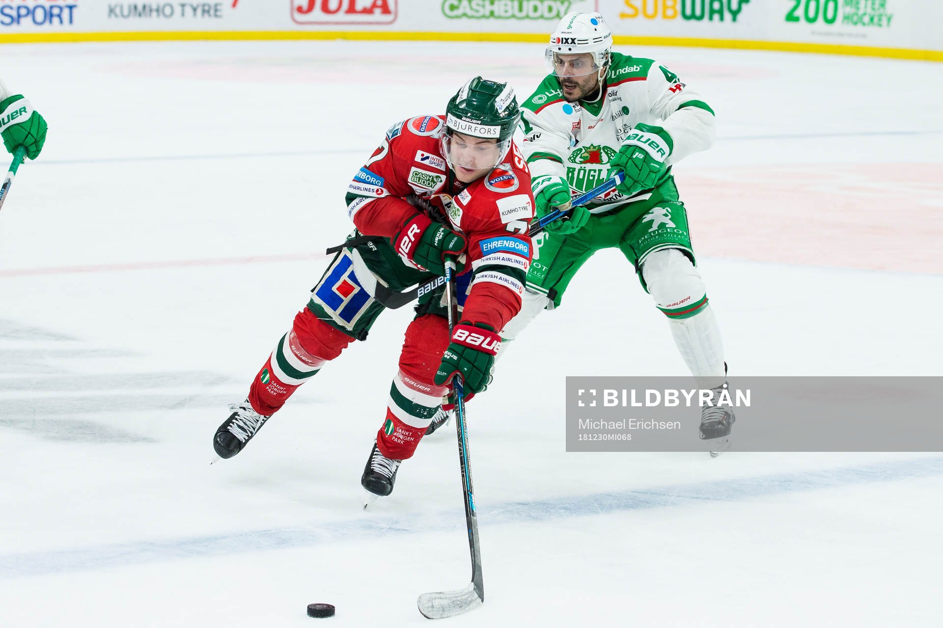 Frölundas Pathrik Westerholm före Rögles Daniel Widing