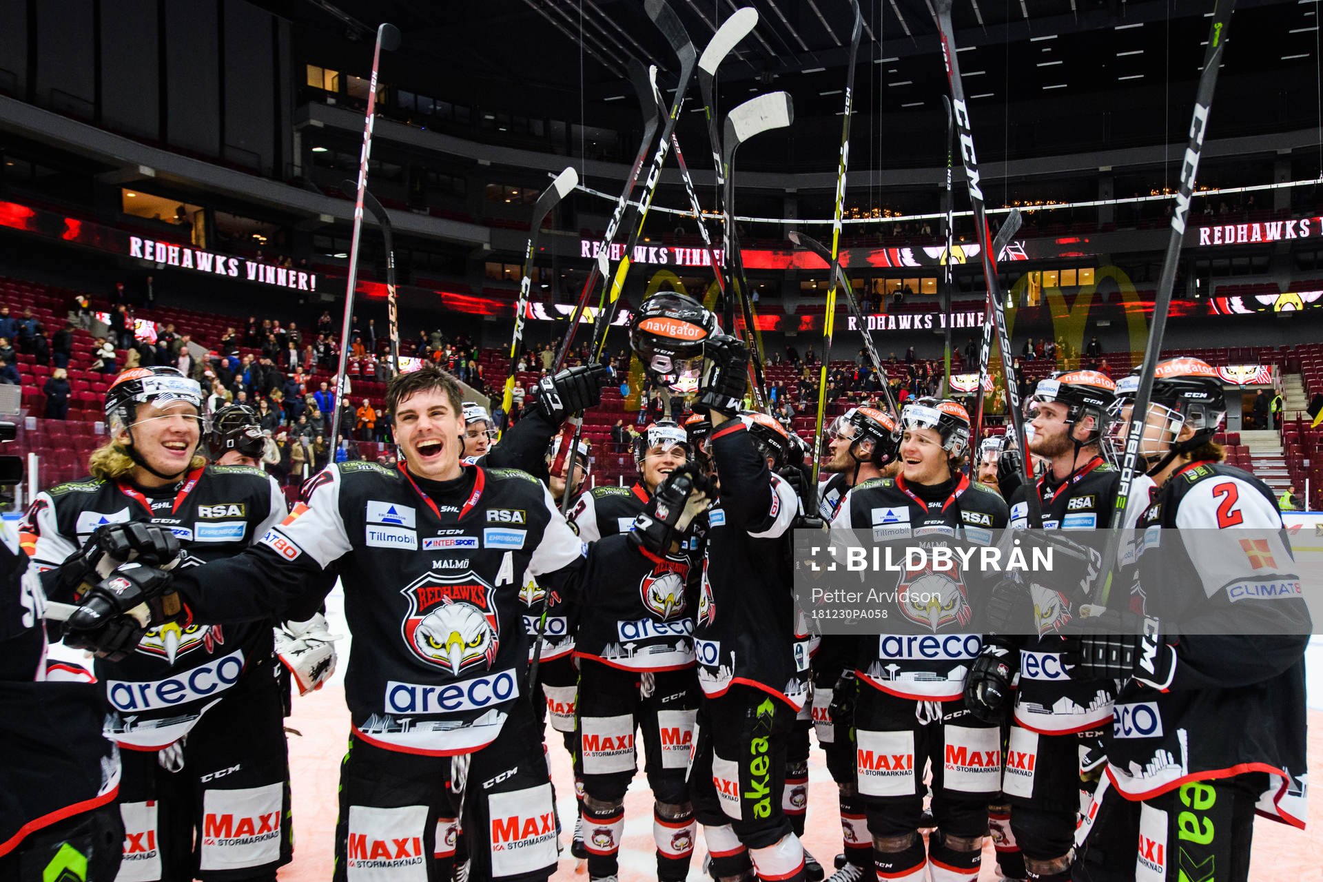 Malmö Redhawks Henrik Hetta jublar med lagkamrater