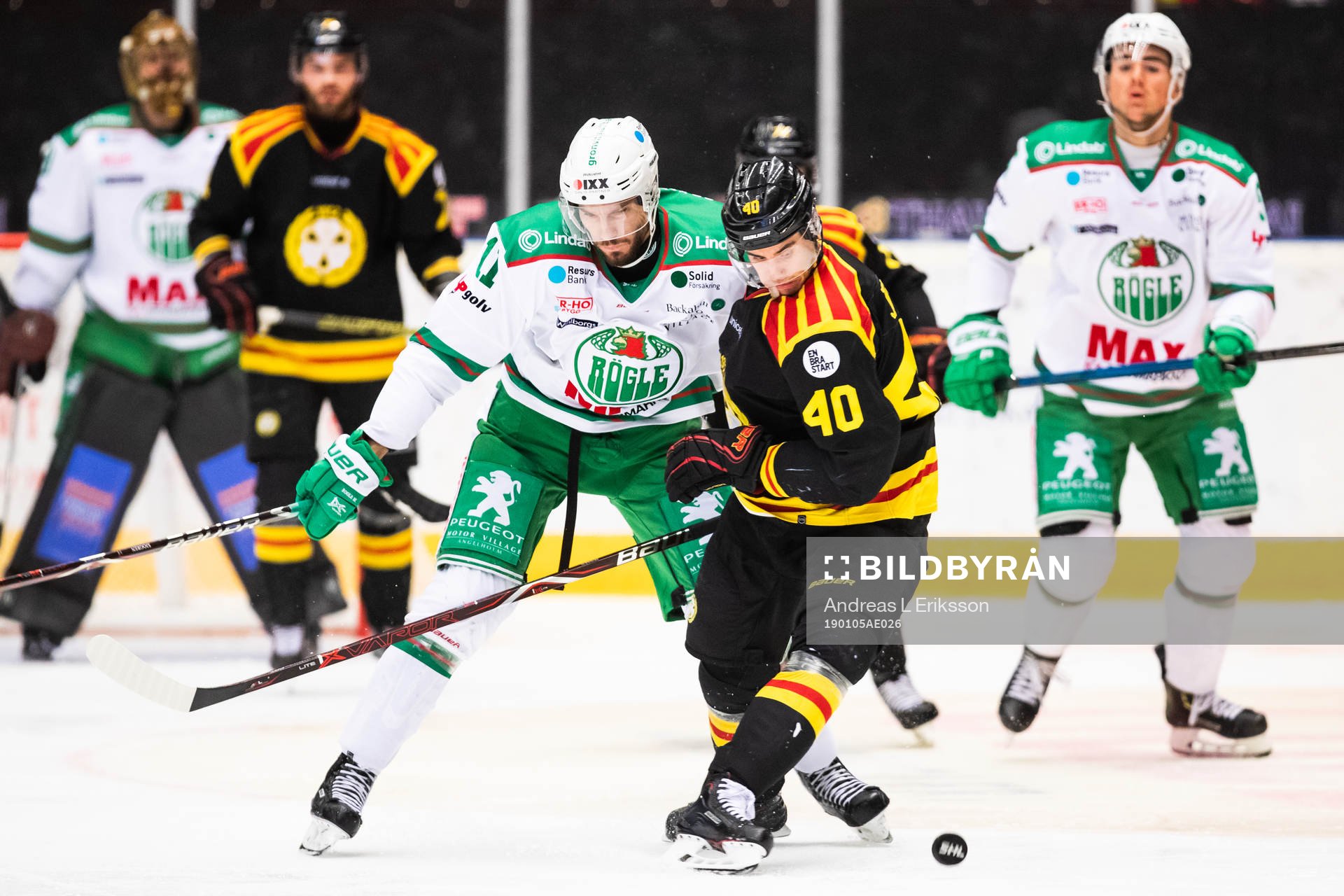 Rögles Mattias Sjögren och Brynäs Jesper Jensen i kamp