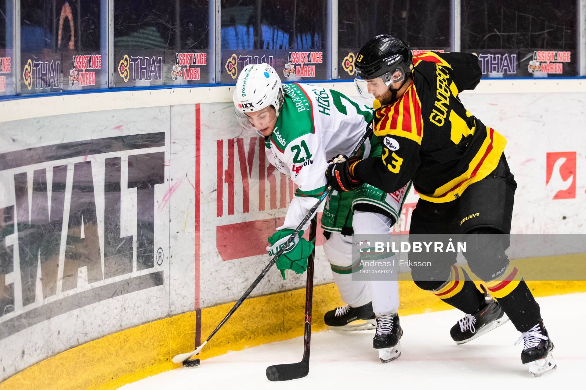 Rögles Nils Höglander och Brynäs Ryan Gunderson i kamp