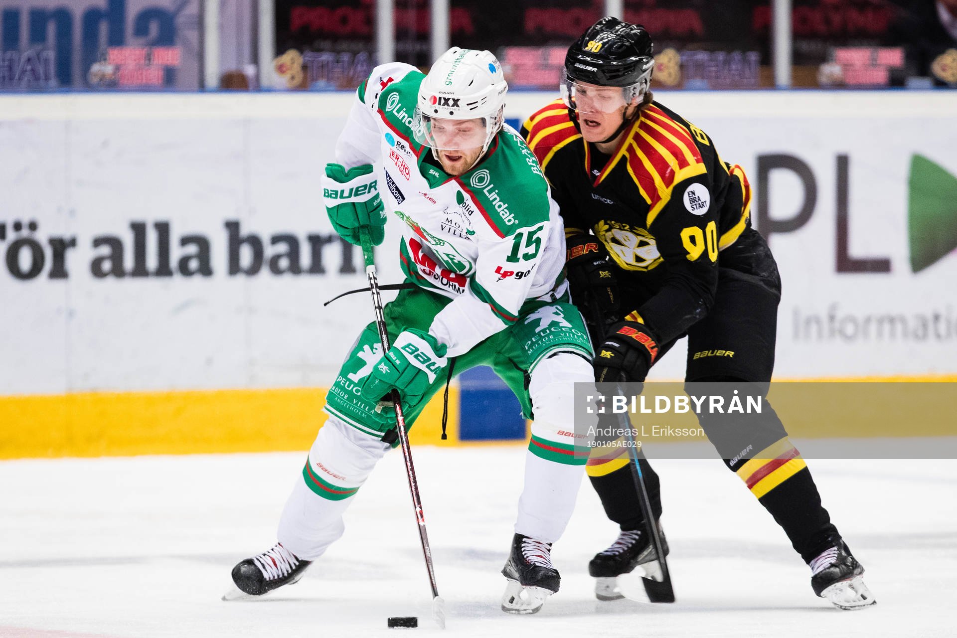 Rögles Simon Ryfors i kamp om pucken med Brynäs Jesper