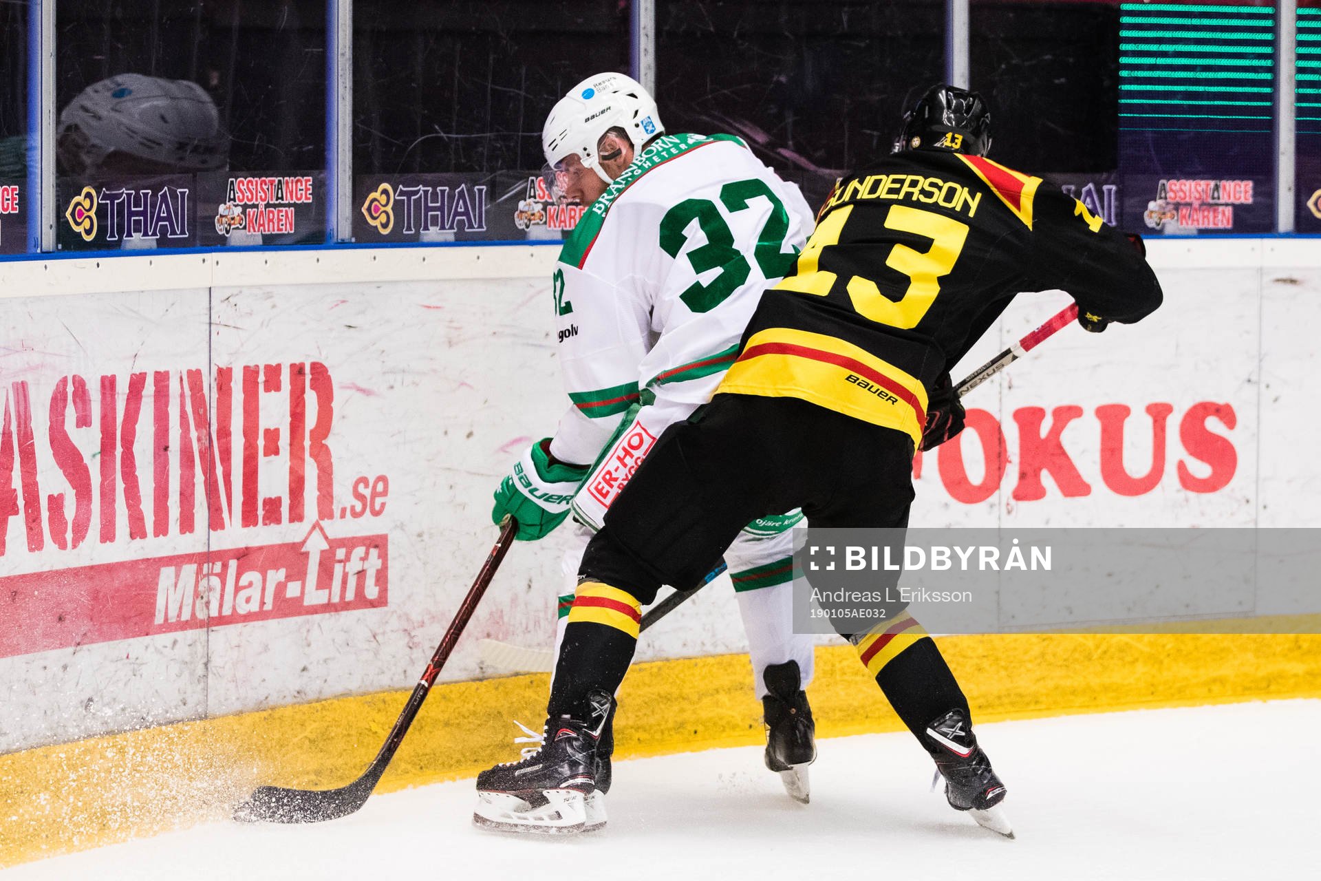 Rögles Matt Carey i kamp om pucken med Brynäs Ryan