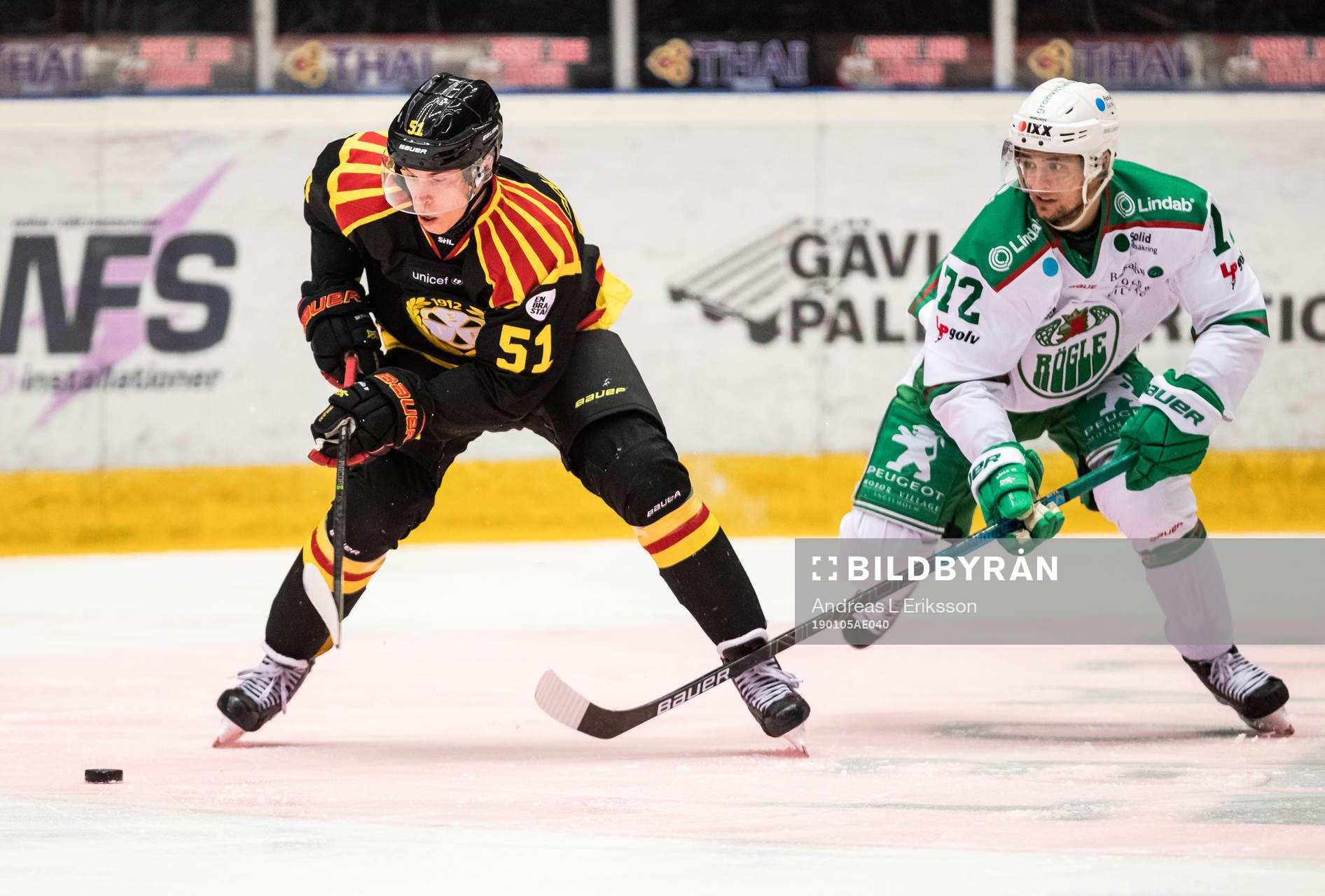 Brynäs Tomi Sallinen och Rögles Daniel Zaar i kamp om
