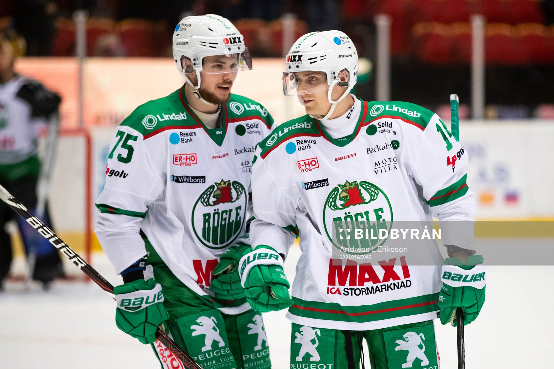 Rögles Lucas Elvenes jublar med målskytten till 1-3