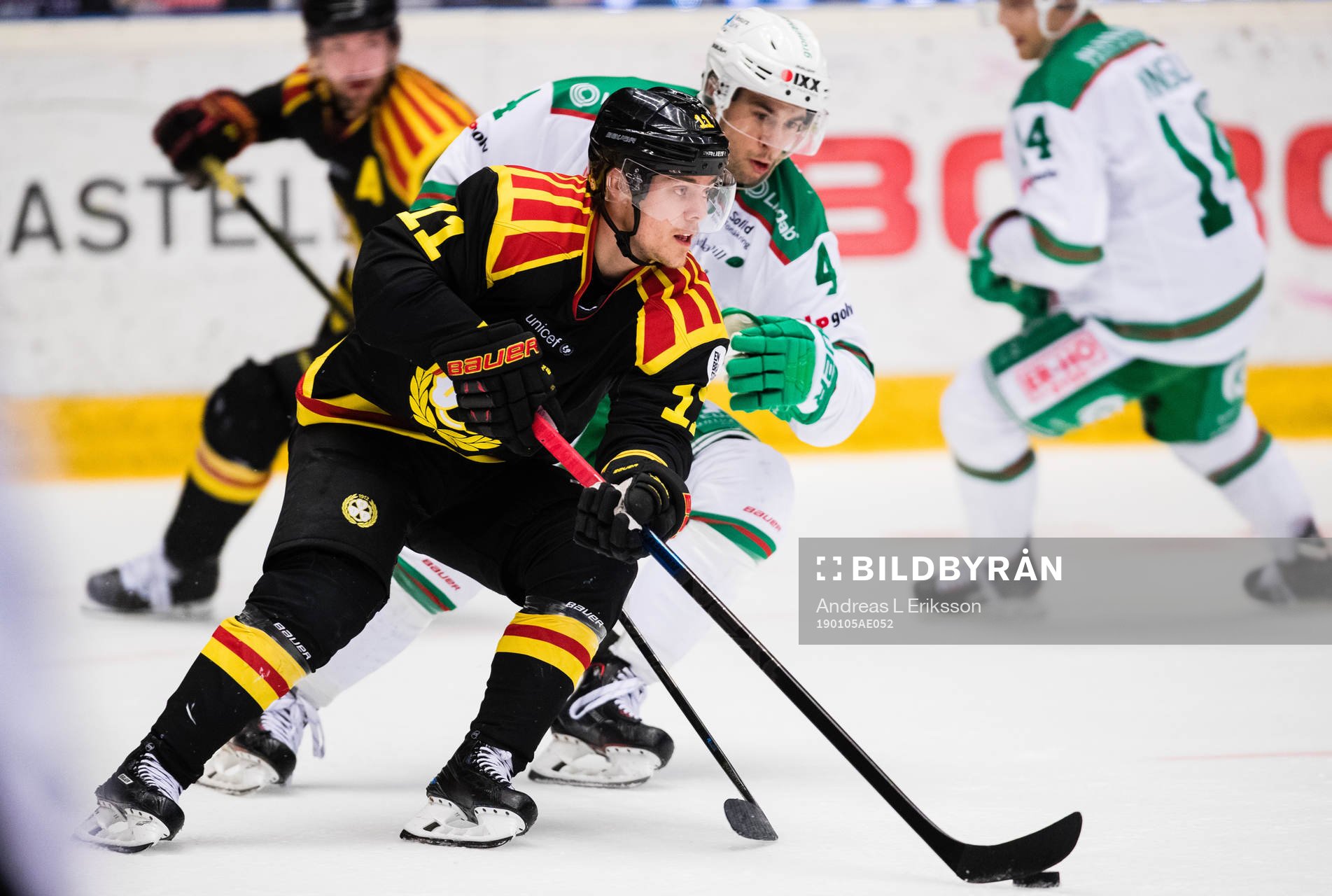 Brynäs Joel Kellman i kamp om pucken med Rögles Kodie