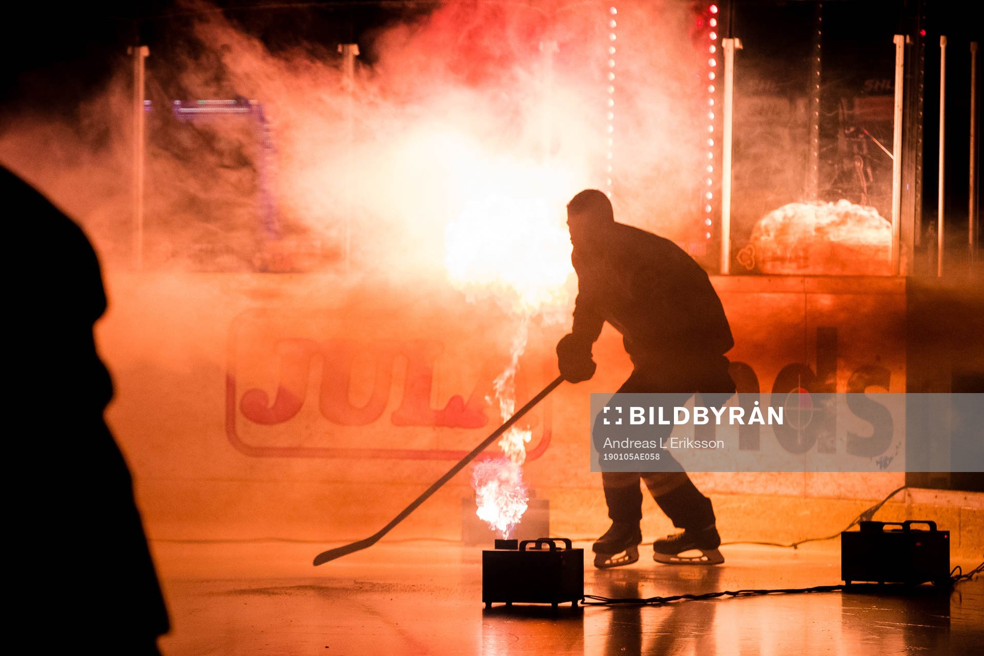 En spelare i Brynäs gör entré innan ishockeymatchen i