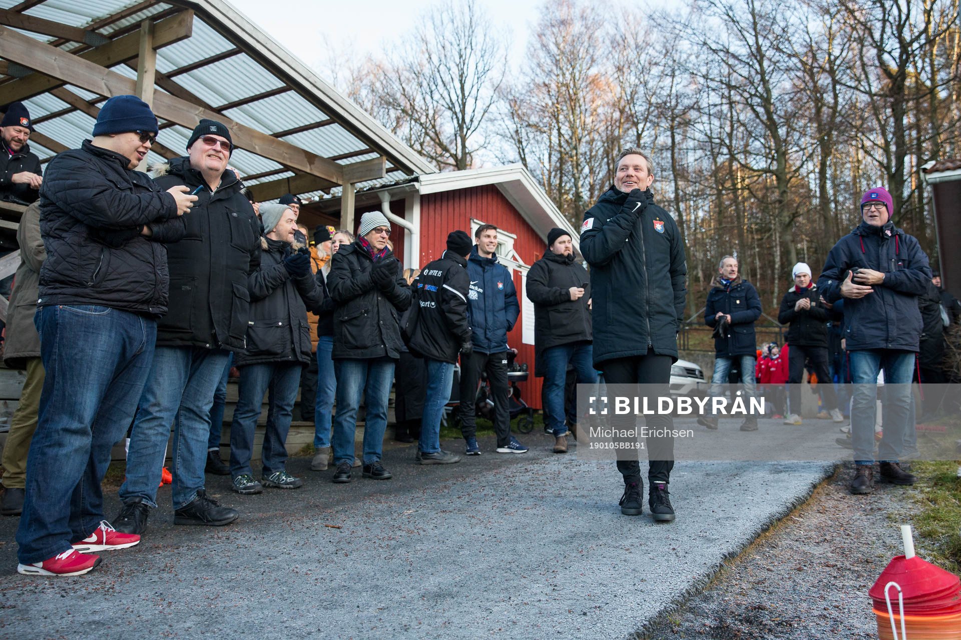 Örgrytes tränare Thomas Askebrand på väg ut till en