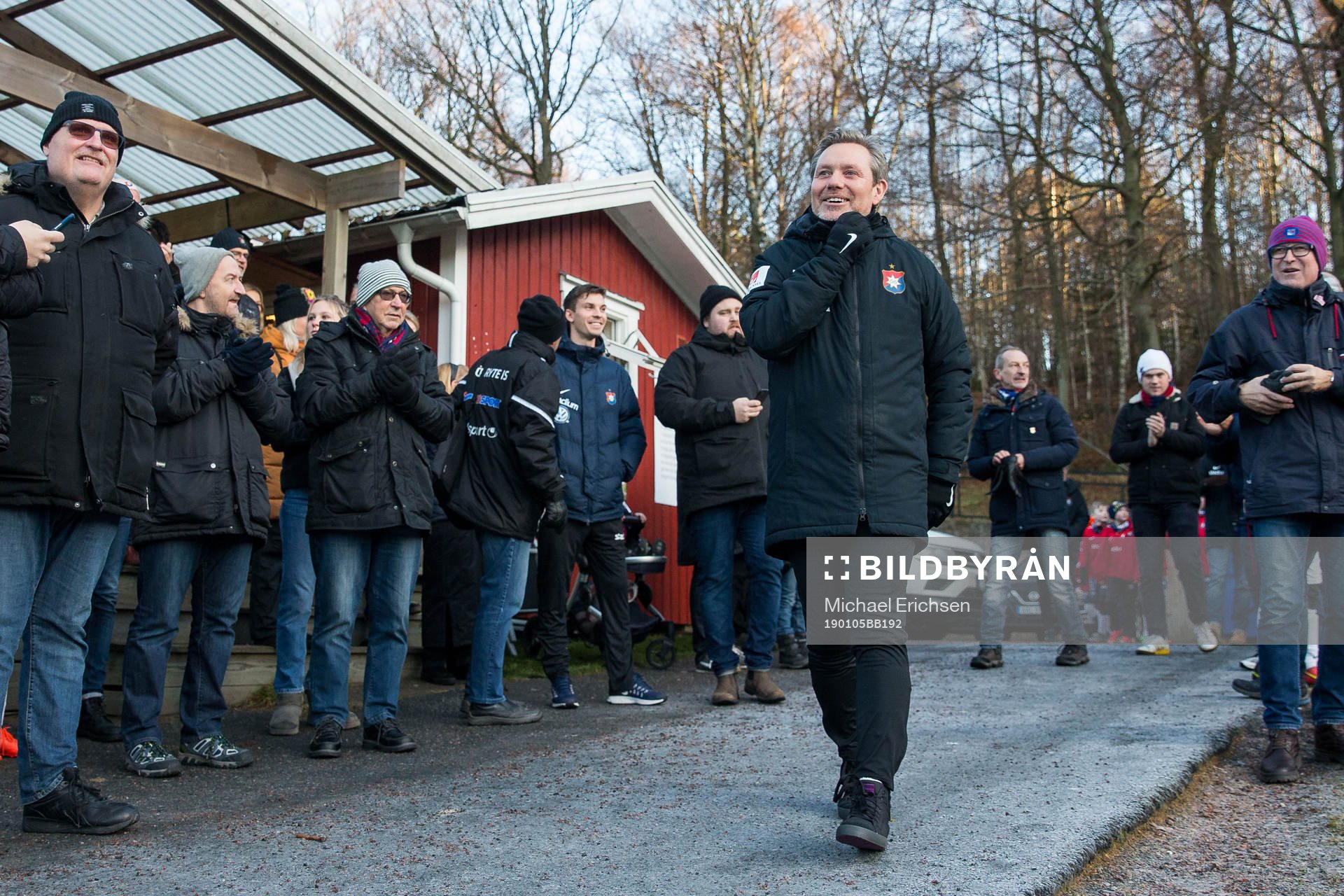 Örgrytes tränare Thomas Askebrand på väg ut till en