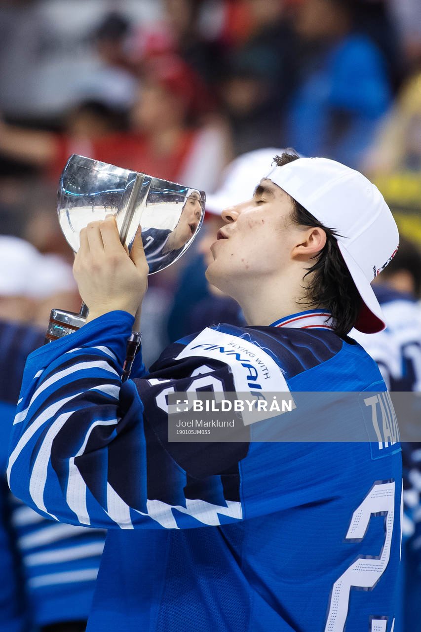 Aarne Talvitie of Finland kisses the winner's trophy