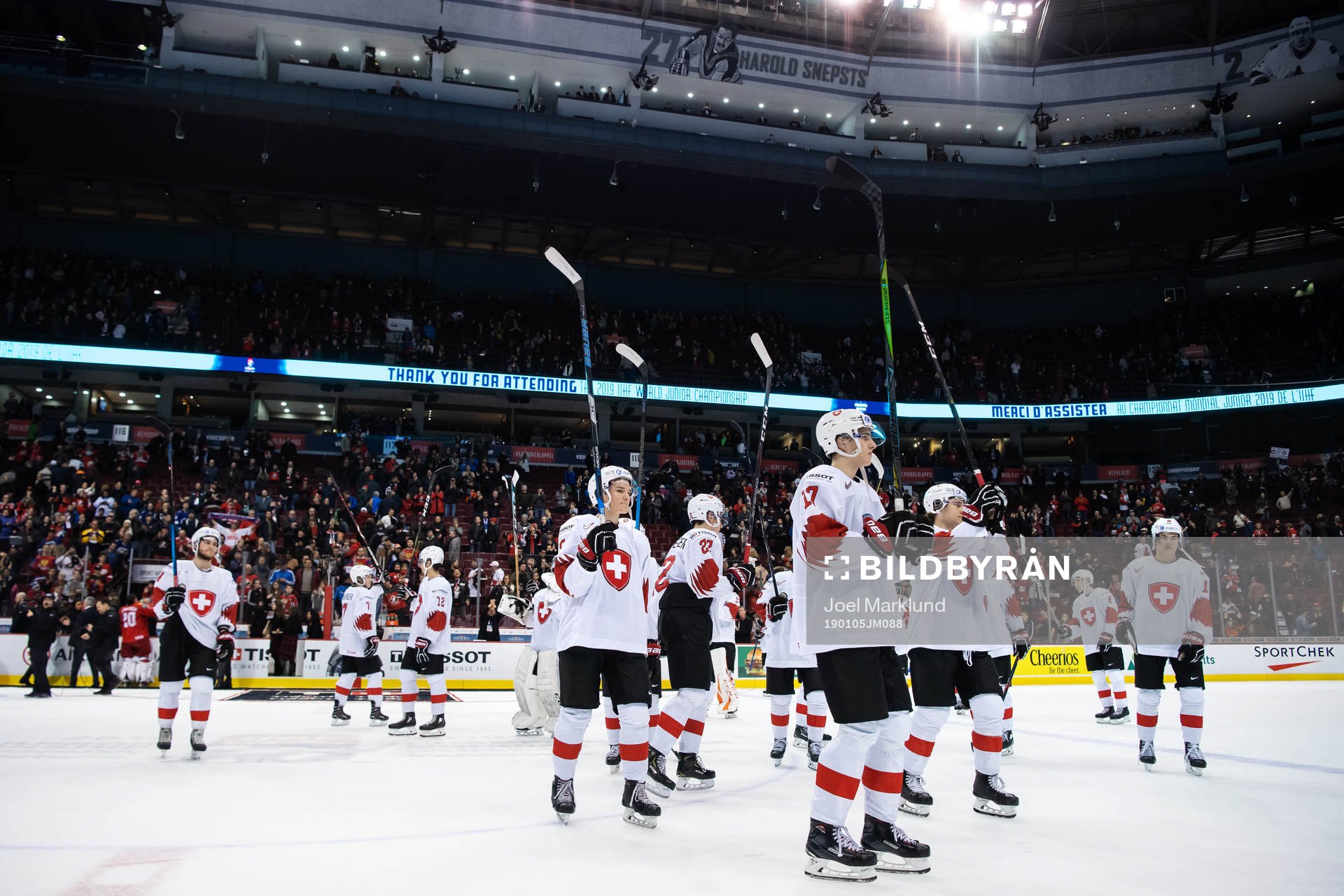 Players of Switzerland thanks the spectators