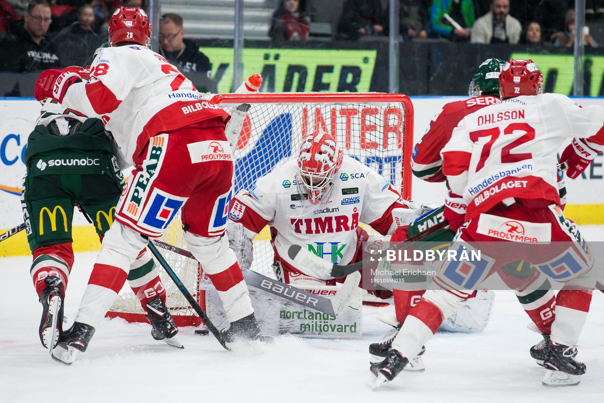 Timrås målvakt Victor Brattström räddar ett skott