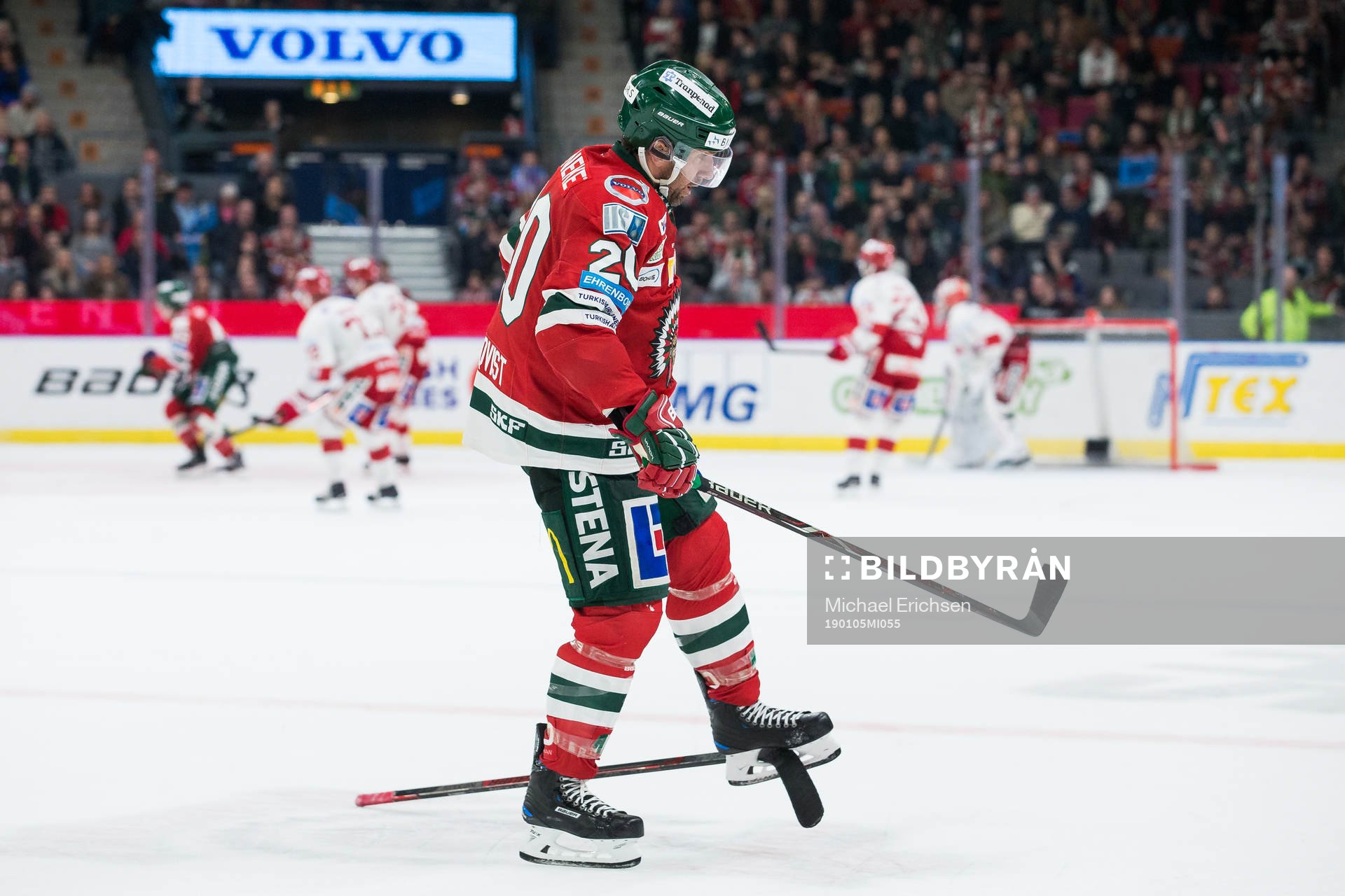 Frölundas Joel Lundqvist med en Timrå klubba i skridskon