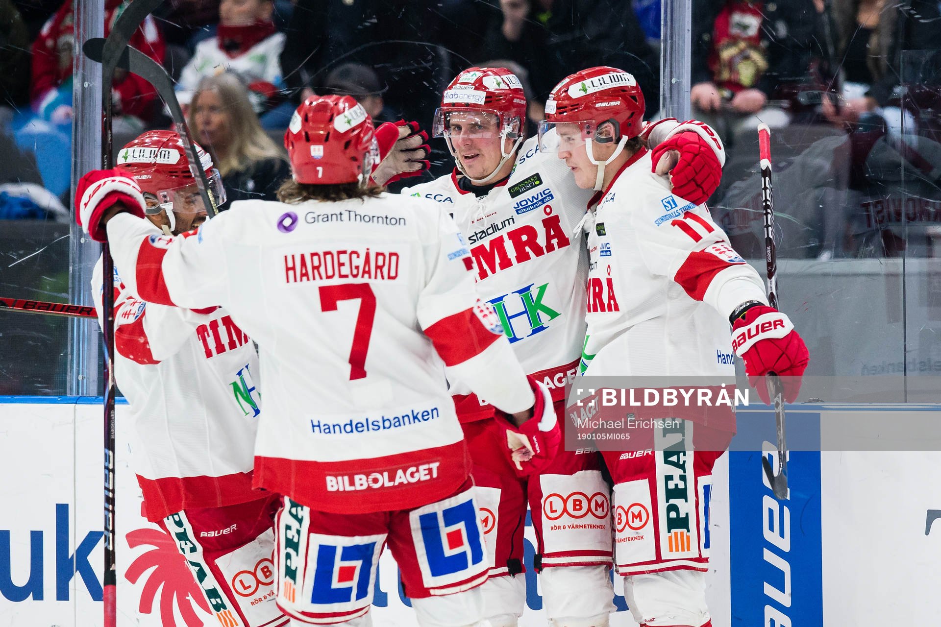 Timrås Henrik Törnqvist jublar med lagkamrater