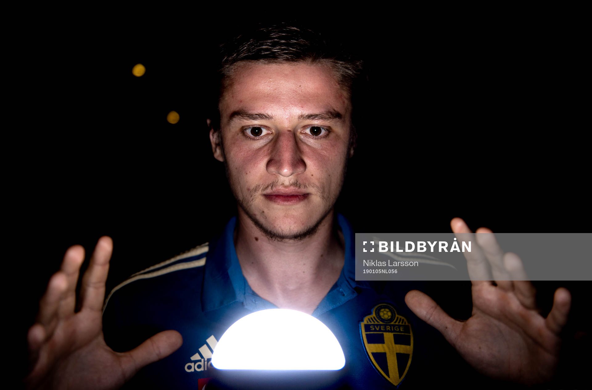 Simon Thern tittar in i spåkulan hur Allsvenskan 2019 blir, den 5 Januari, 2019 i Doha.