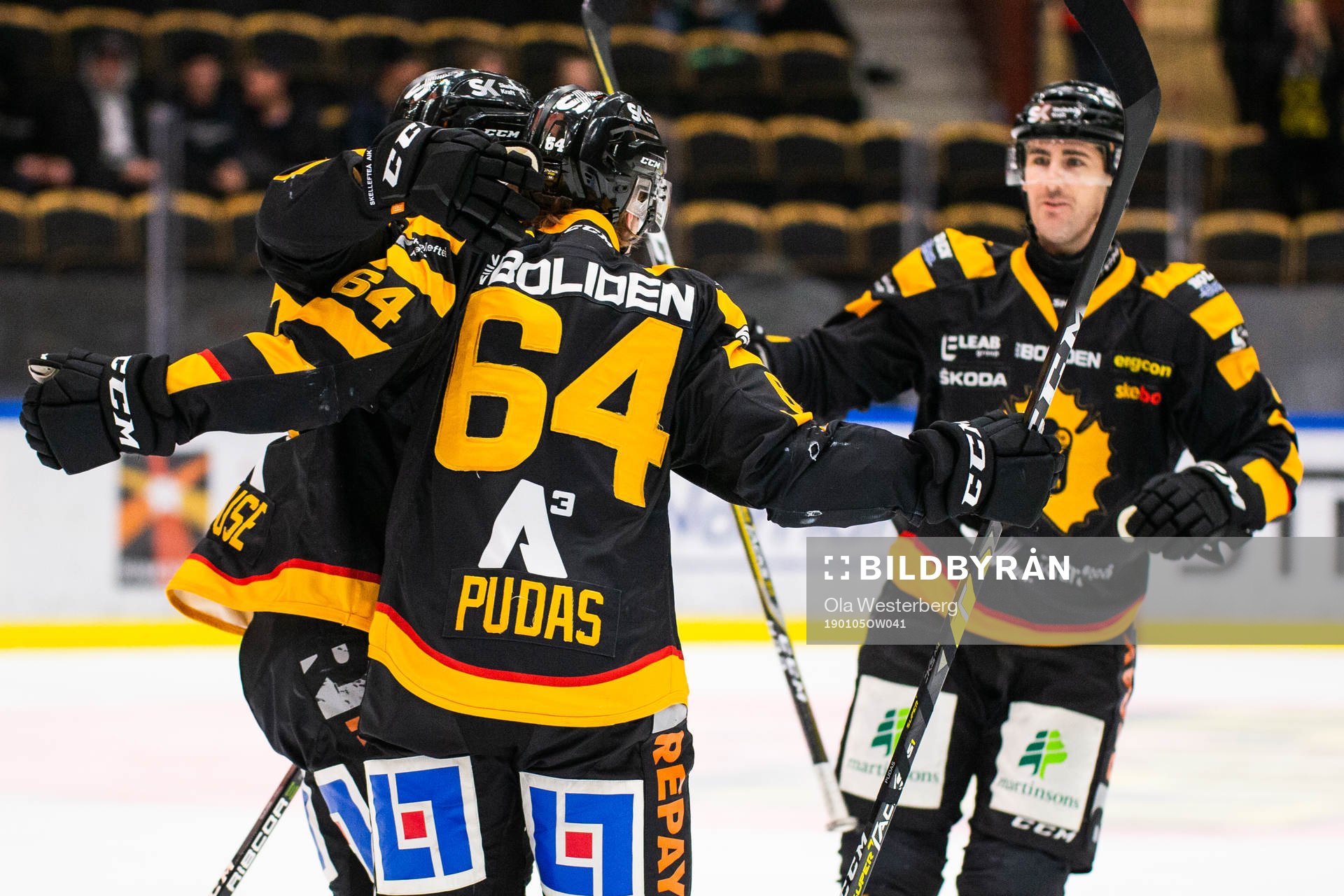 Skellefteås Jonathan Pudas jublar med lagkamrater