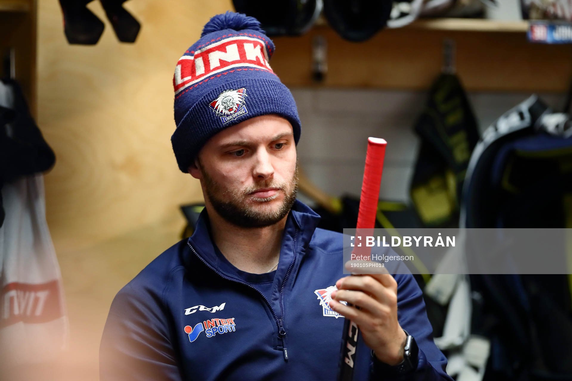 Linköpings Chad Billins tejpar klubban före