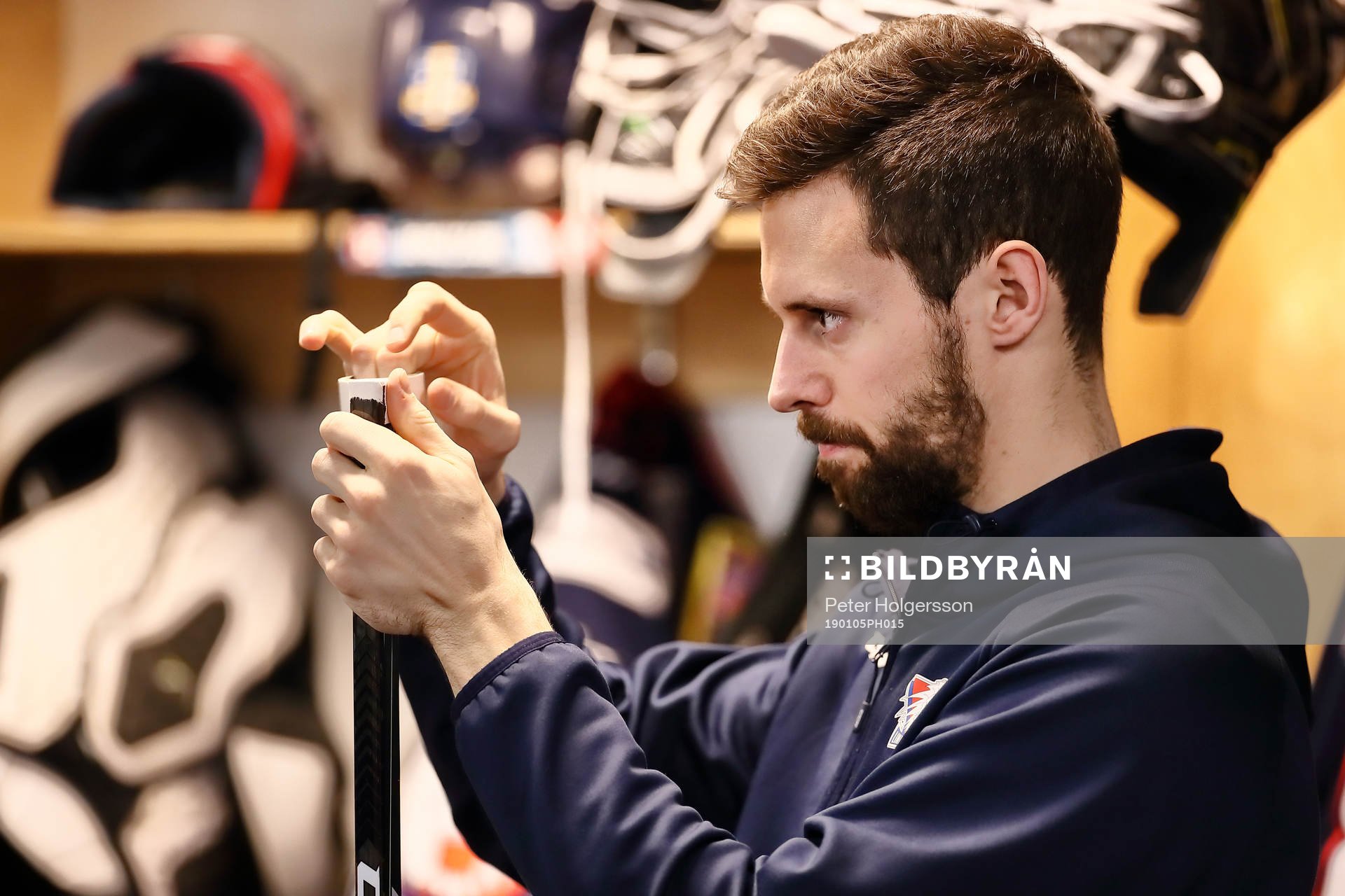 Linköpings James Wright tejpar klubban före