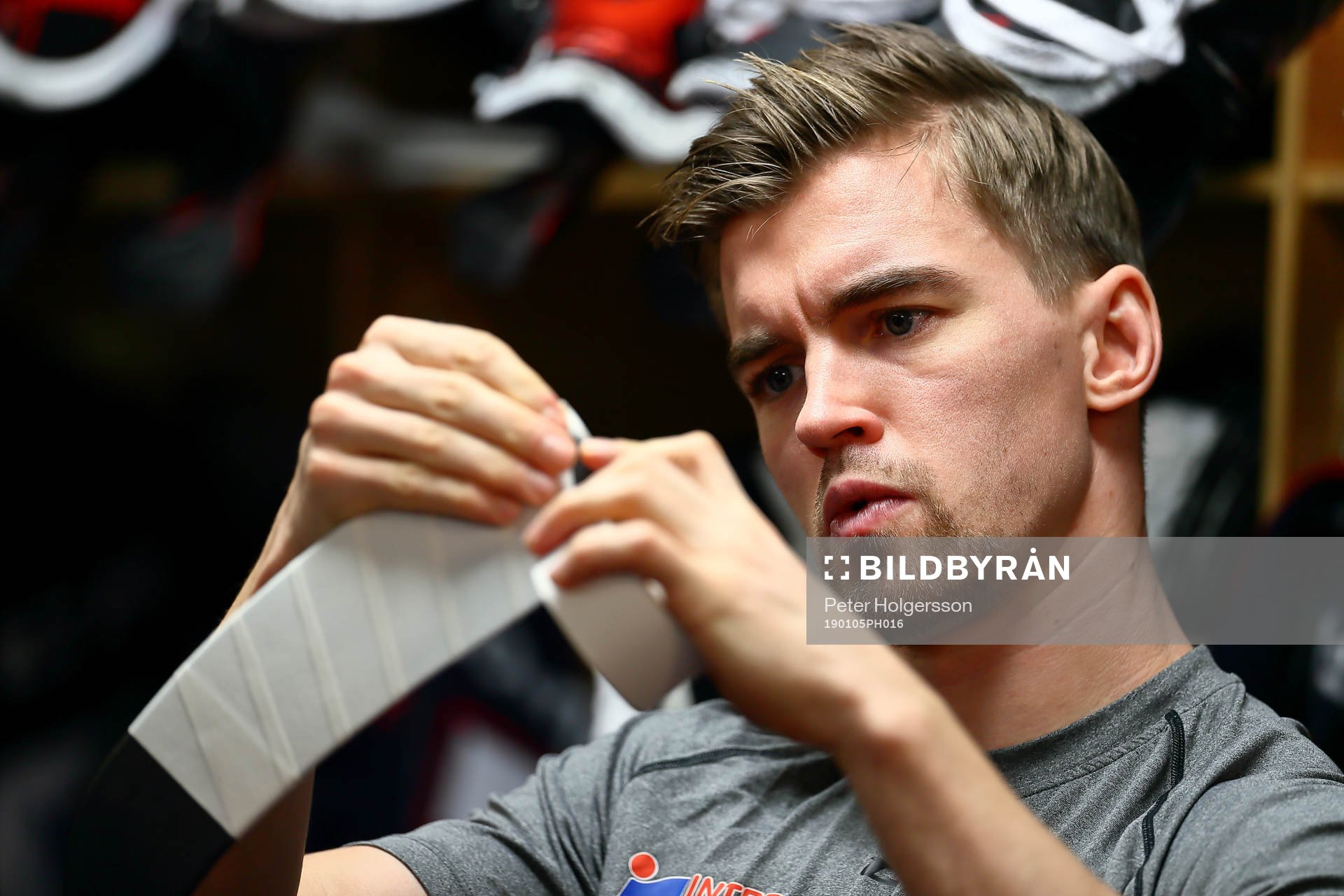 Linköpings Eddie Larsson tejpar klubban före