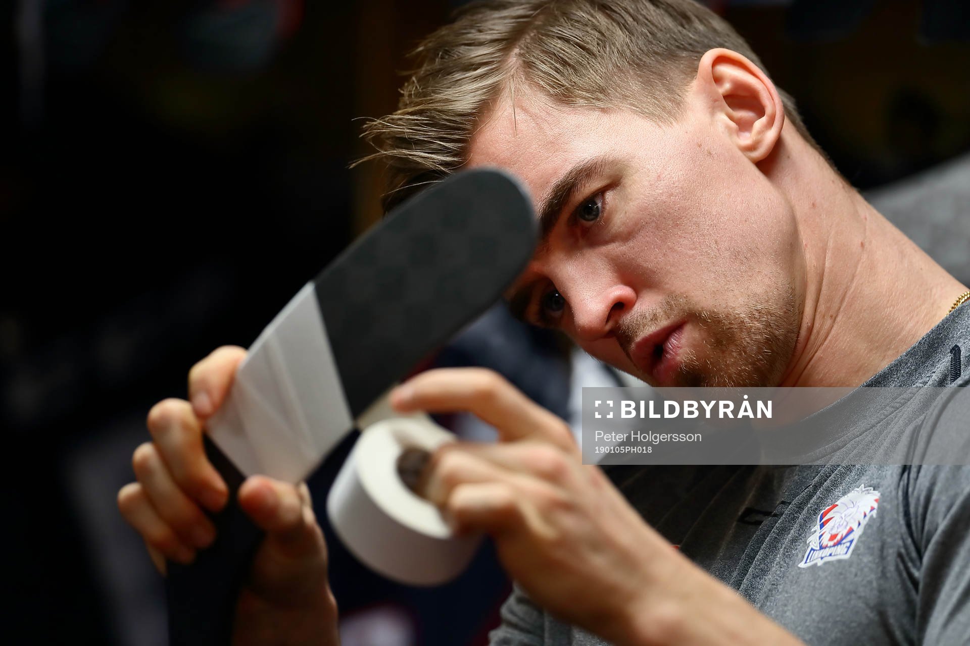 Linköpings Eddie Larsson tejpar klubban före
