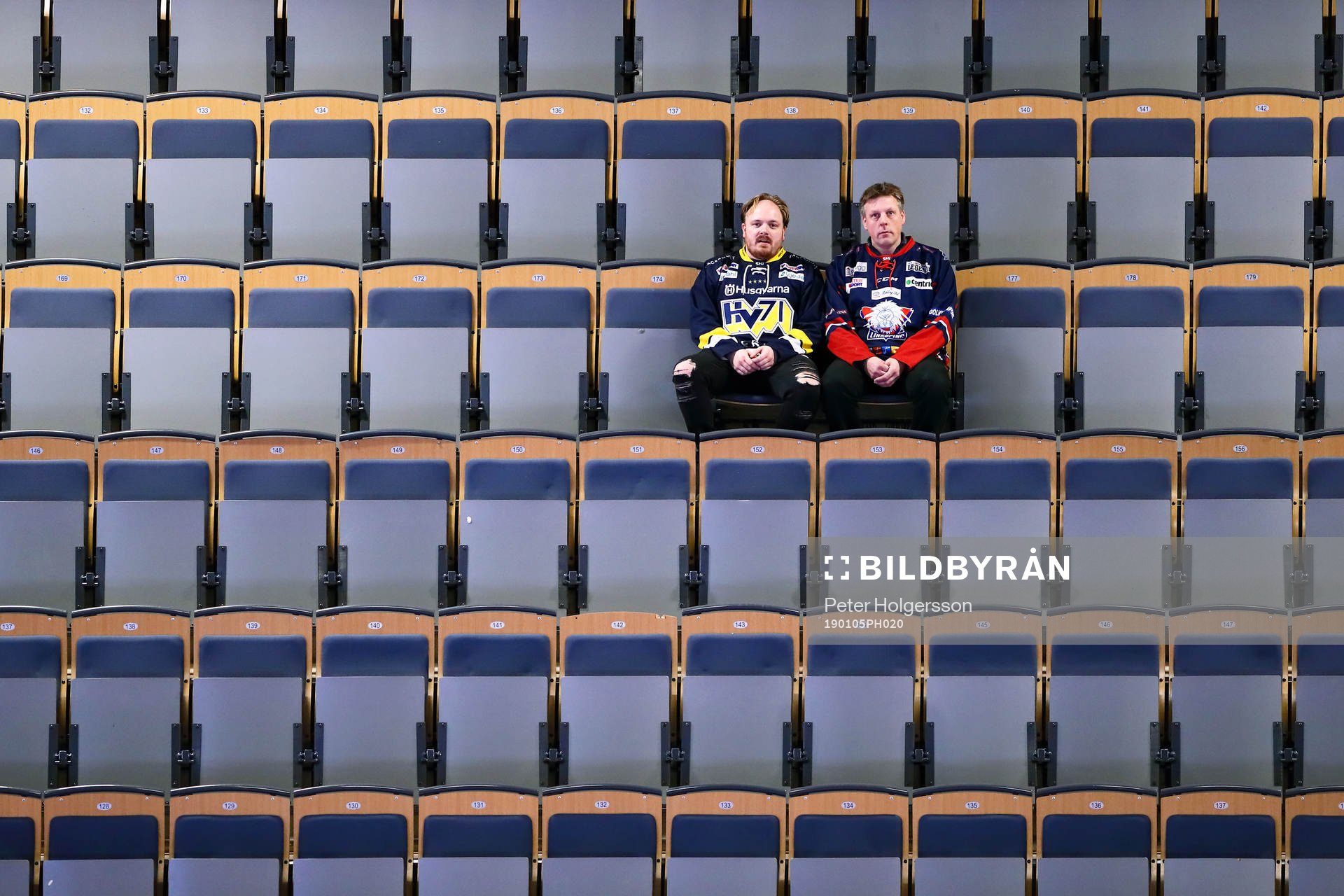 Supporters för Linköping och HV71 före ishockeymatchen i