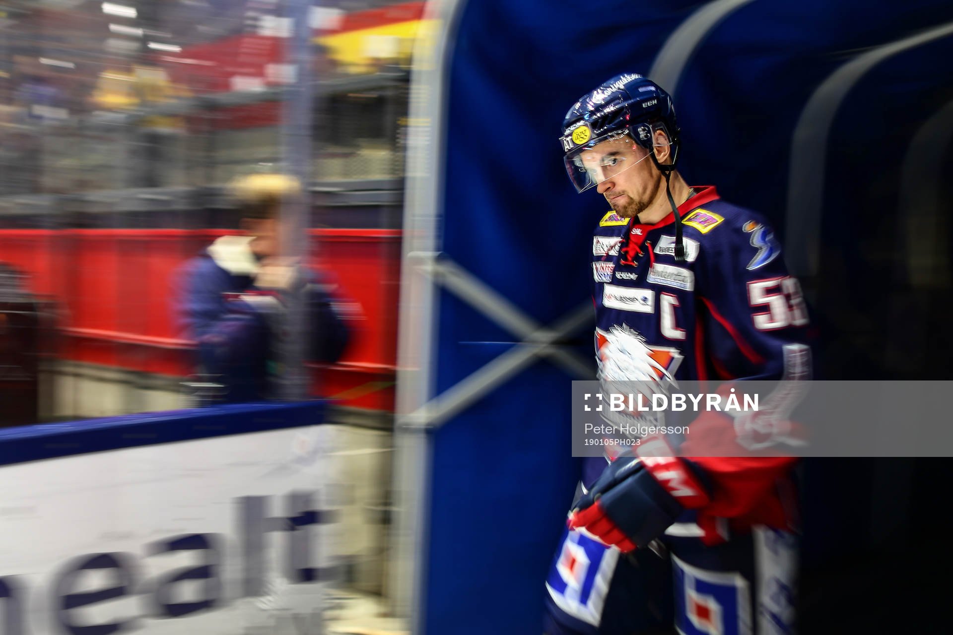 Linköpings Eddie Larsson före ishockeymatchen i SHL