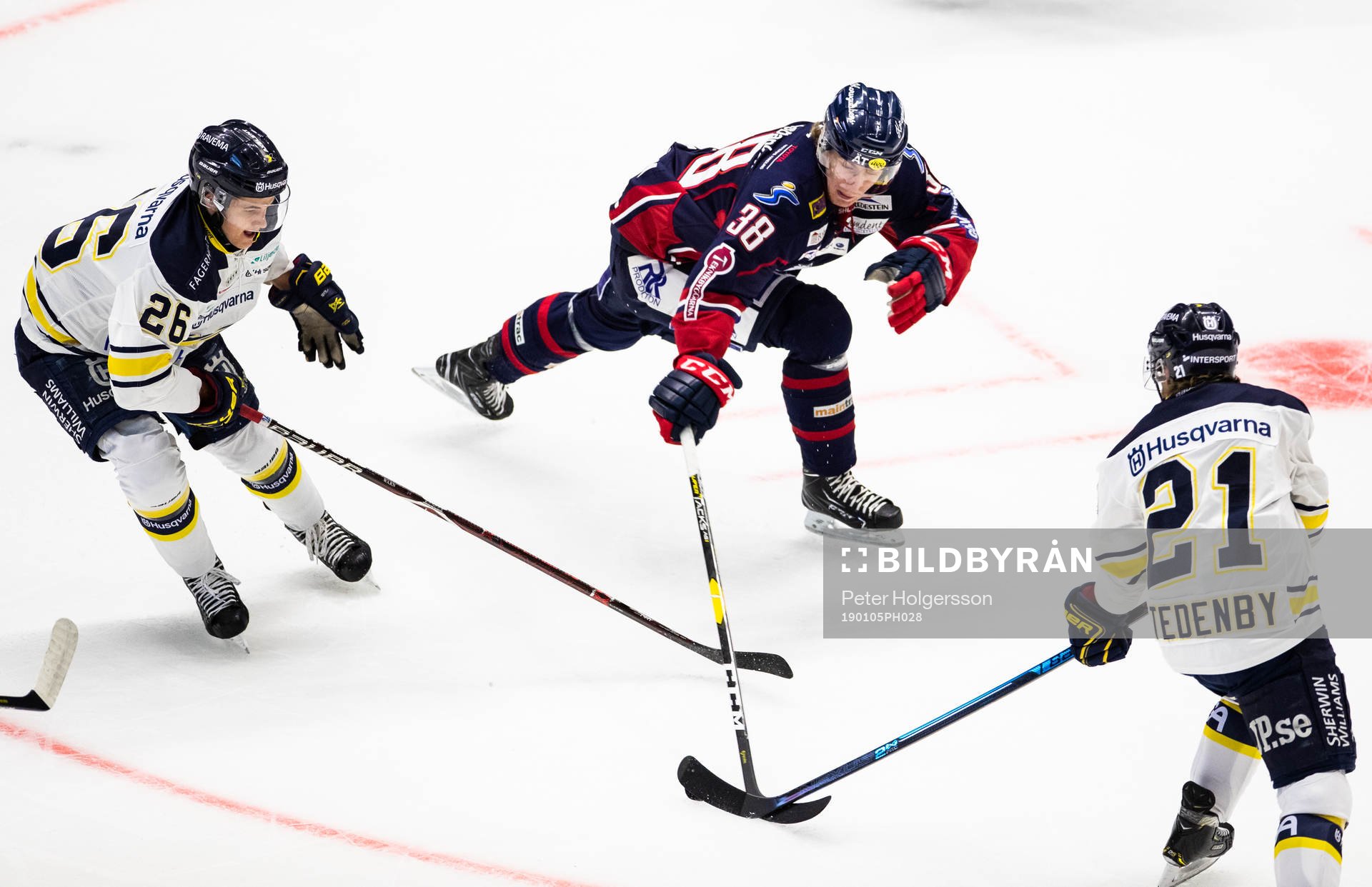 s Max Wennlund och Mattias Tedenby i kamp om pucken med