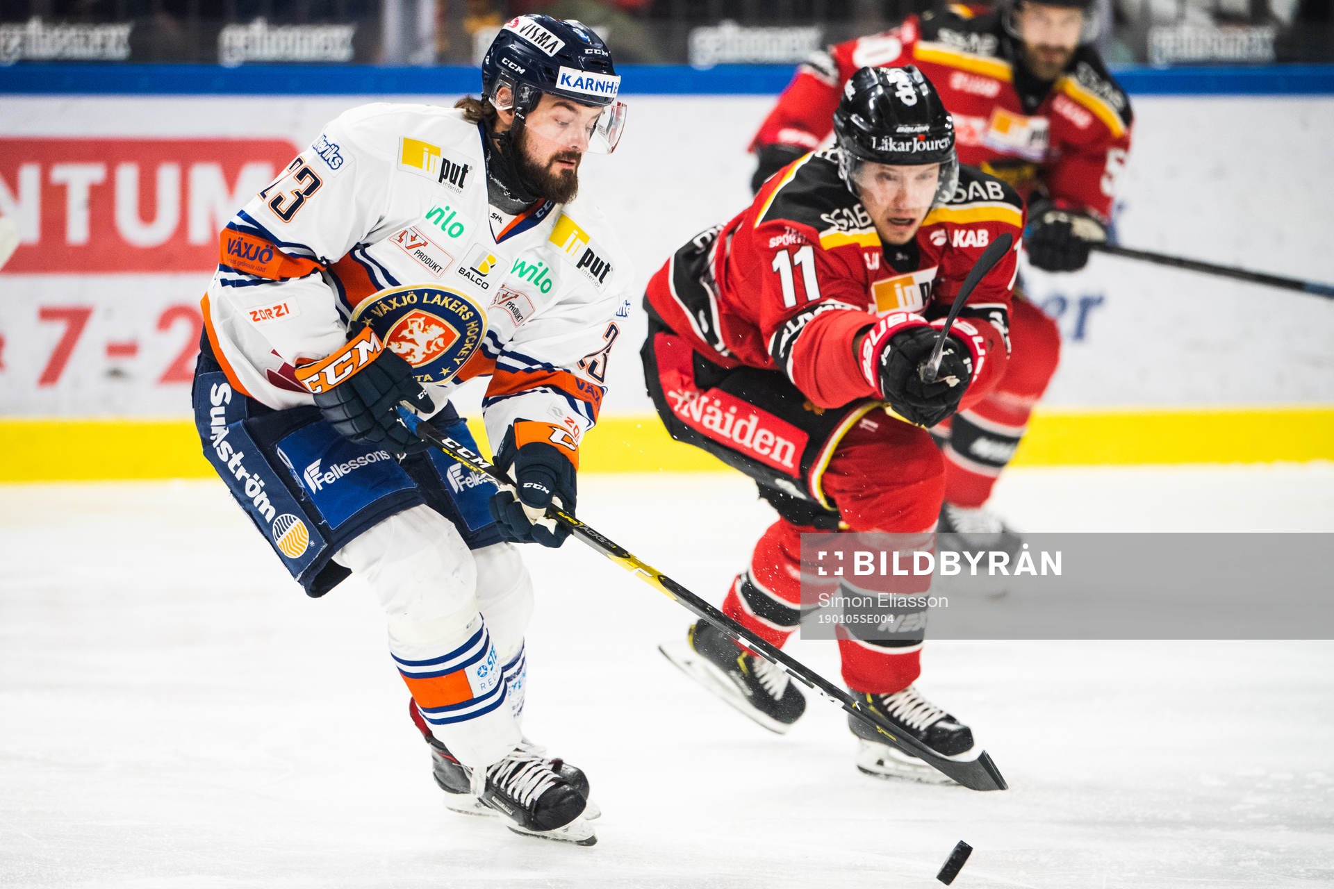 Växjös Roman Horak och Luleås Petter Emanuelsson i kamp