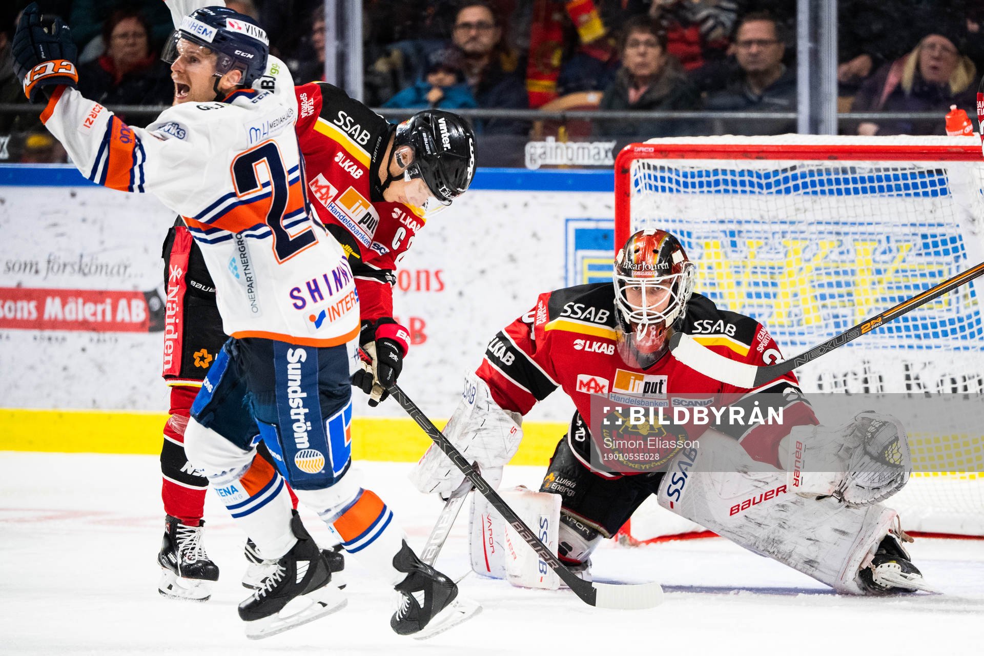 Växjös Brendan Shinnimin jublar medan Luleås målvakt
