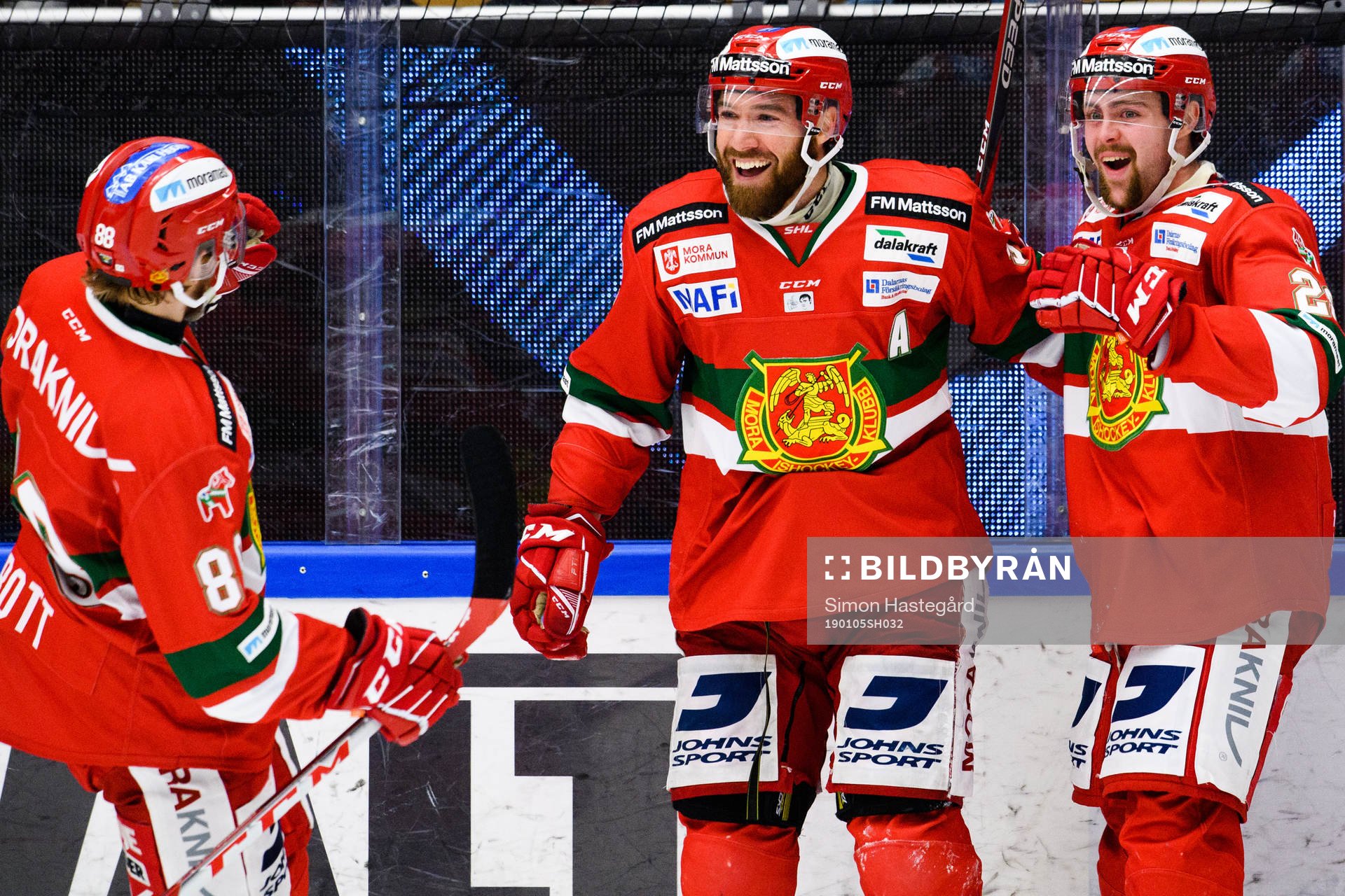 Moras Andrew Rowe jublar med Mathias Bromé och Oskar