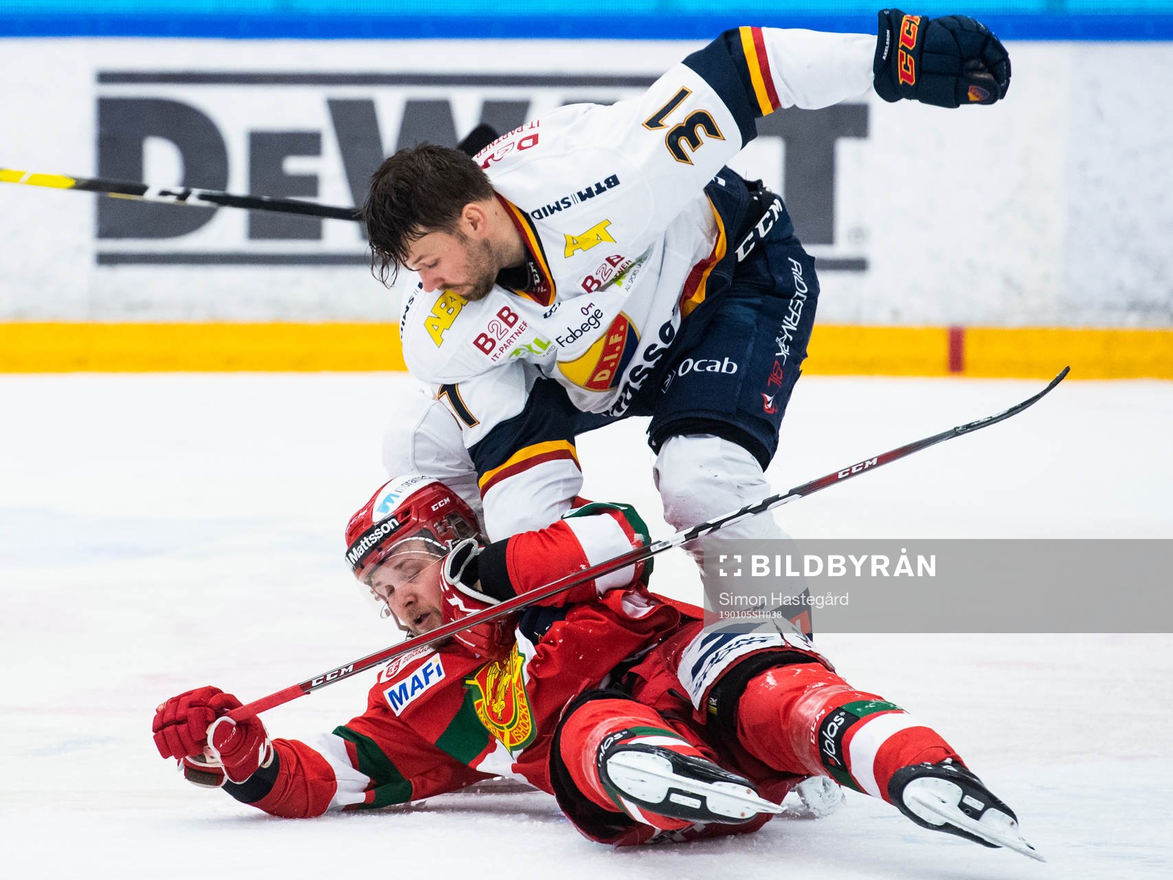 Moras Viktor Amnér ligger ner vid en närkamp med