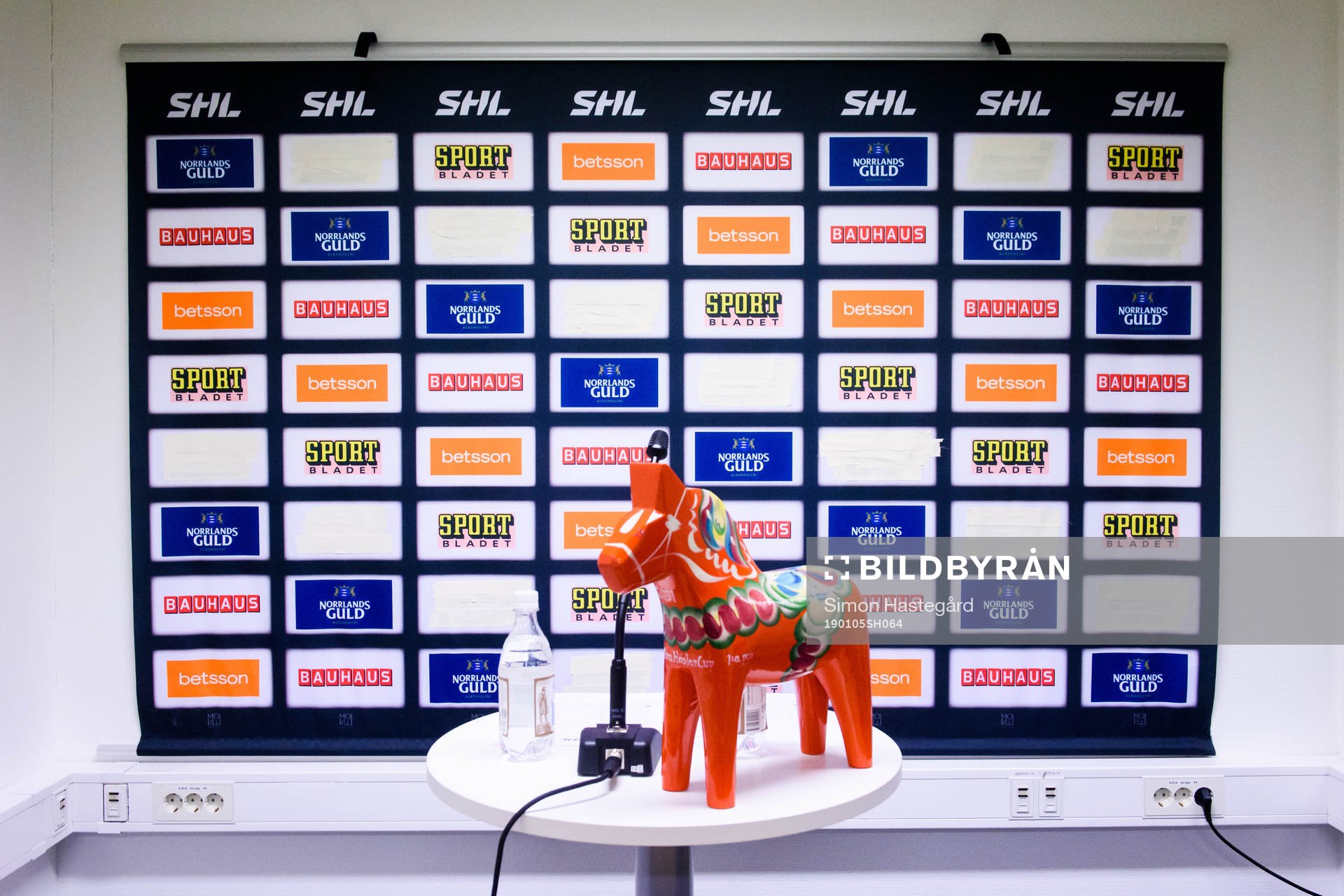 s bakgrund för presskonferens med överklistrad reklam