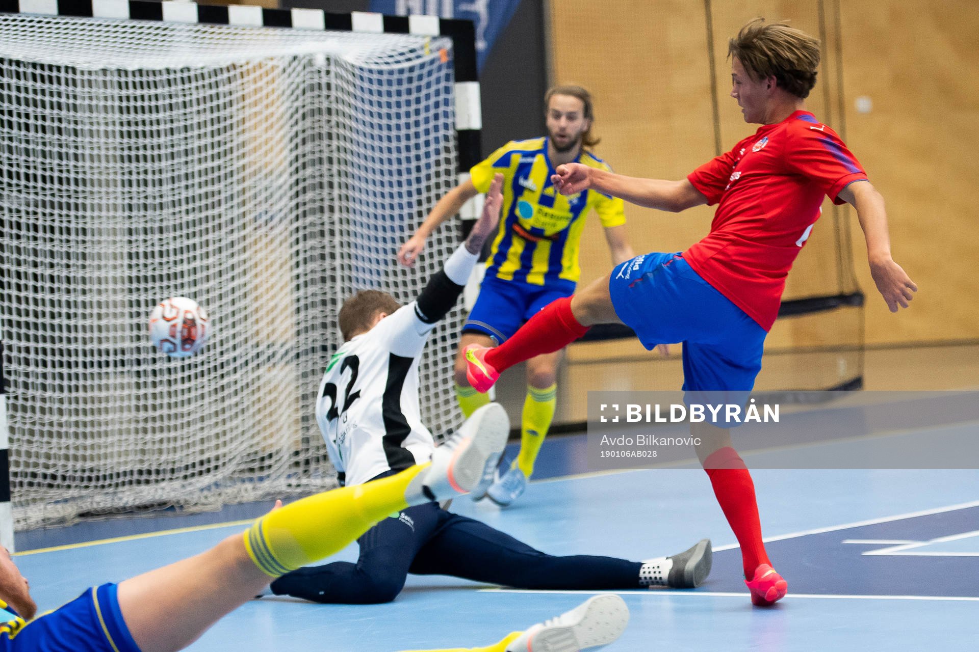 Helsingborgs Axel Sjöberg gör mål på Eskilsminnes målvakt Pontus Löfvenmark under semifinalen av fotbollsturneringen Nyårssaluten mellan Eskilsminne och Helsingborg den 6 januari 2019 i Helsingborg