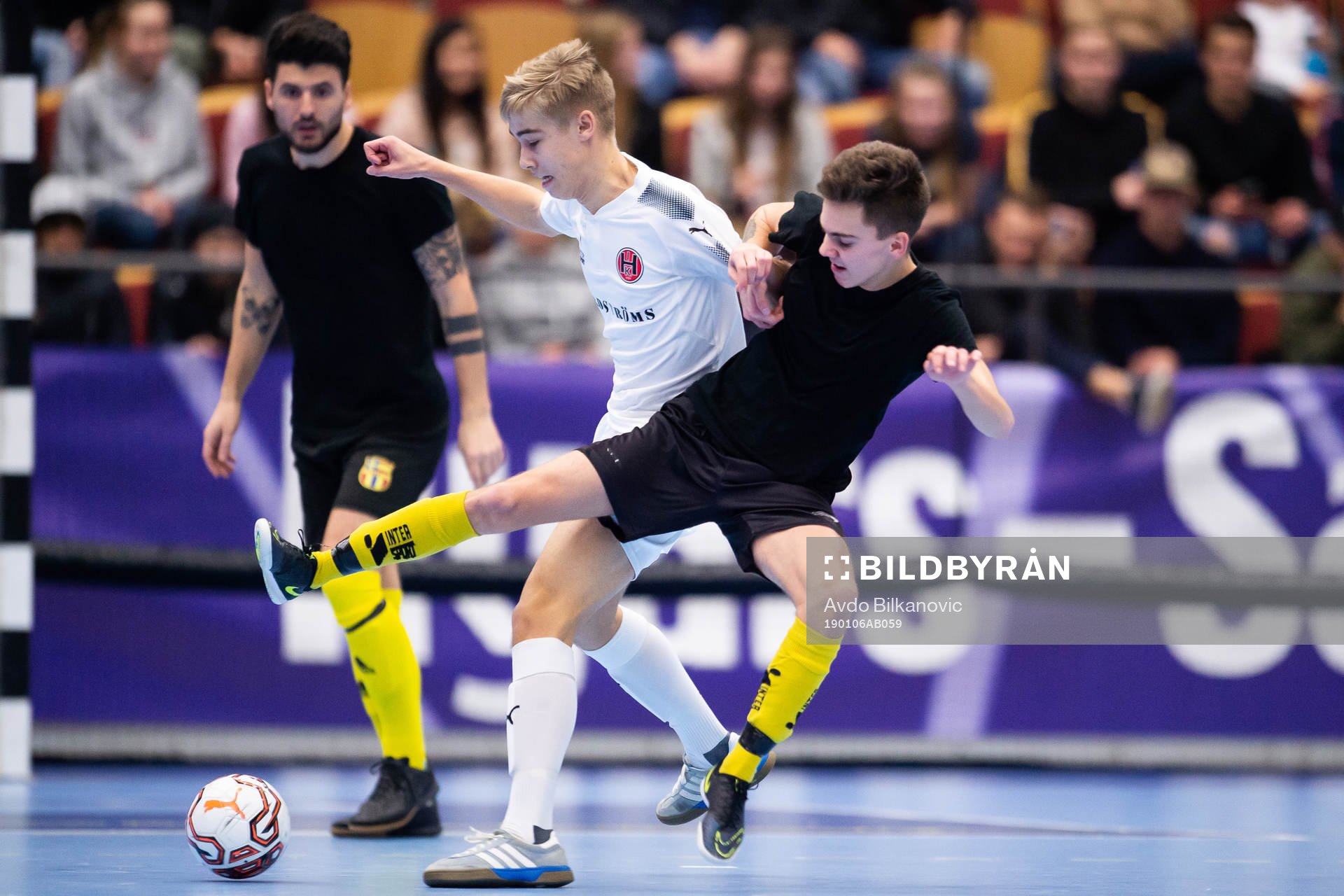 Hittarps Oliver Rosendahl och Spanska Akademi i Tim Schmidt under Semifinalen av fotbollsturneringen Nyårssaluten mellan Hittarp och Spanska Akademi den 6 januari 2019 i Helsingborg