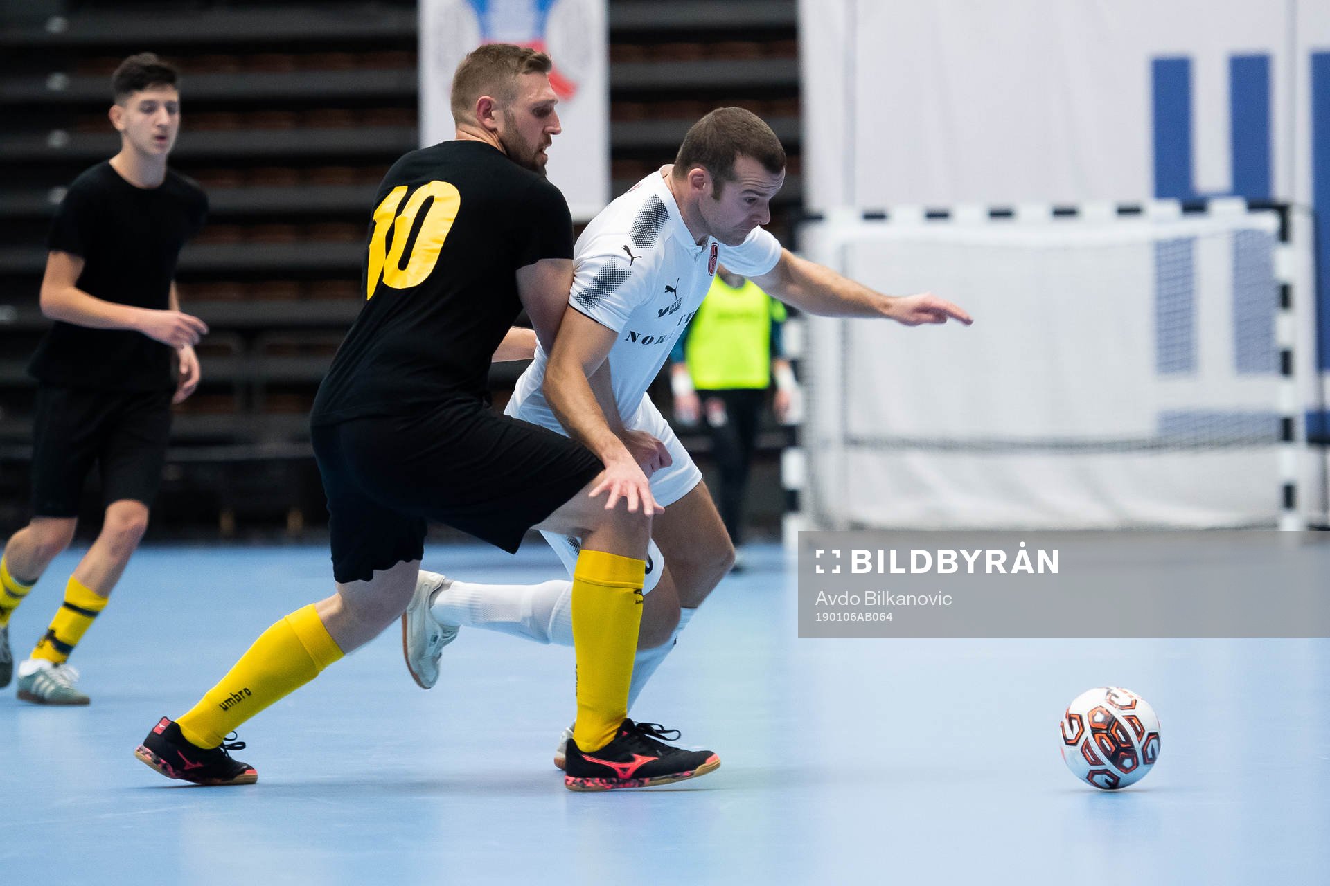 Hittarps Jacob Gudiol och Spanska Akademi Samir Toran under Semifinalen av fotbollsturneringen Nyårssaluten mellan Hittarp och Spanska Akademi den 6 januari 2019 i Helsingborg