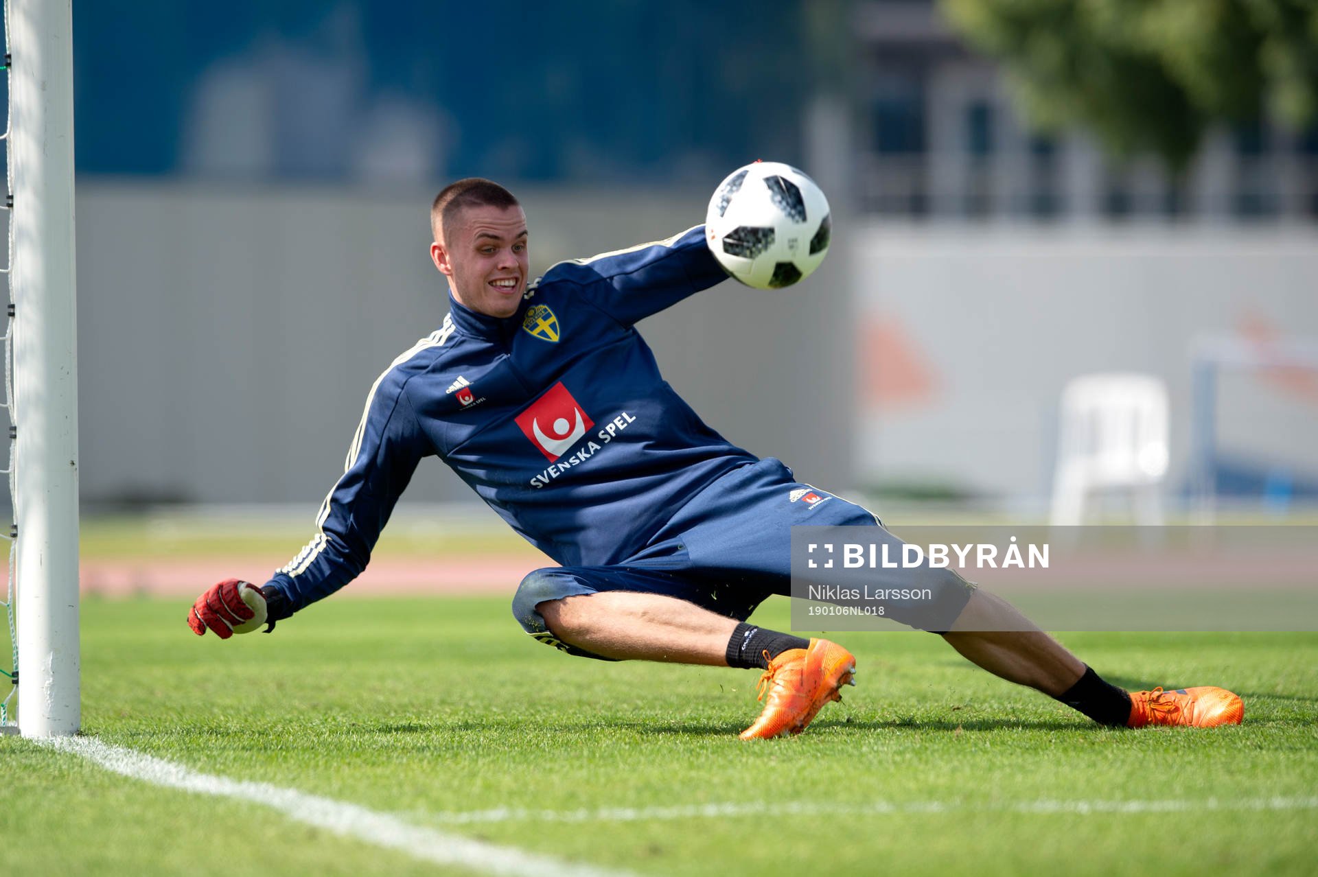 Sweden's goalkeeper Oscar Linnér