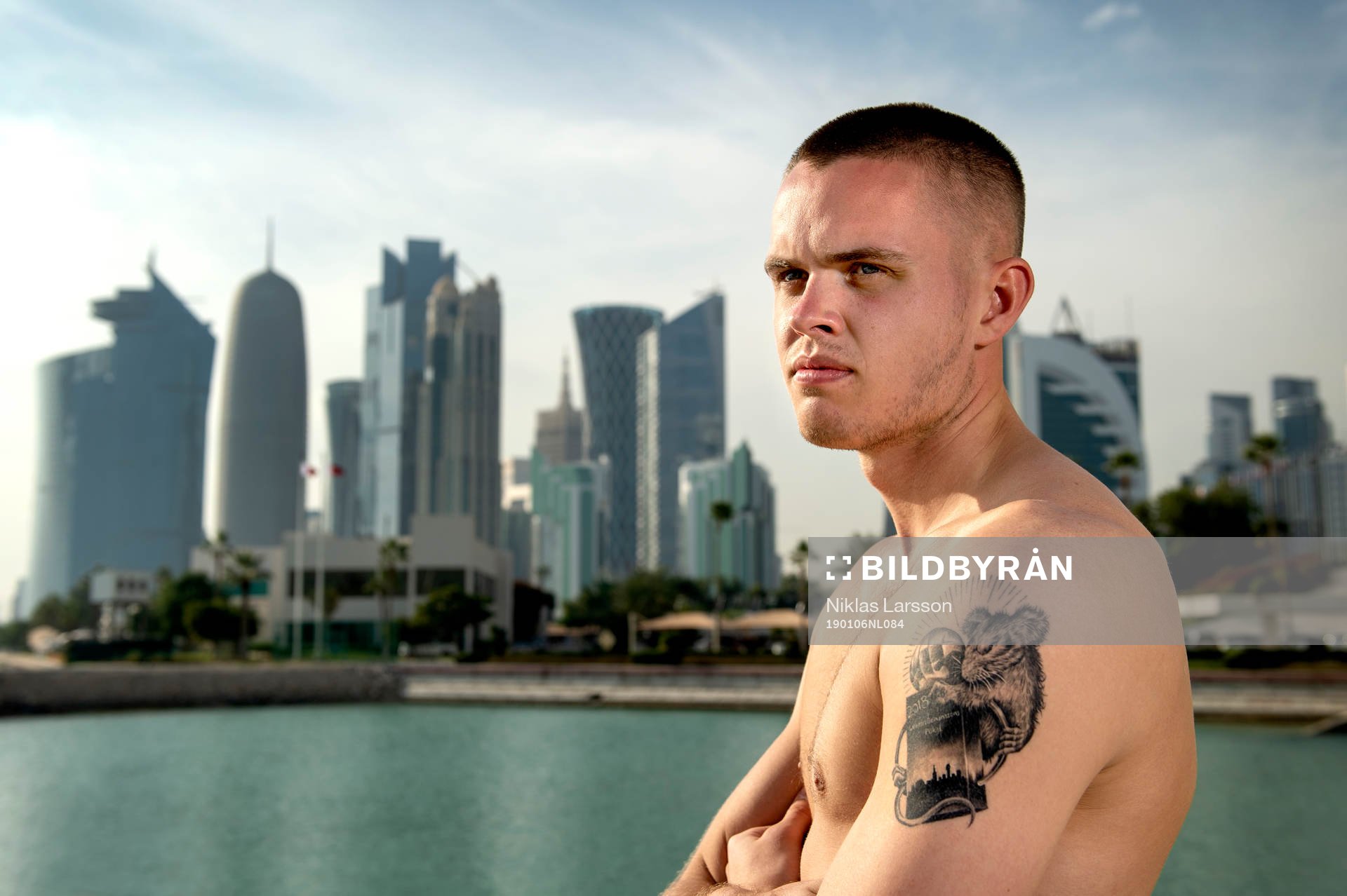Sveriges och AIKs målvakt Oscar Linnér med sin tatuering på Lennart Johanssons pokal och en råtta, den 6 januari, 2019 i Doha. 
