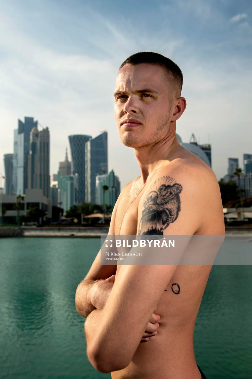 Sveriges och AIKs målvakt Oscar Linnér med sin tatuering på Lennart Johanssons pokal och en råtta, den 6 januari, 2019 i Doha. 
