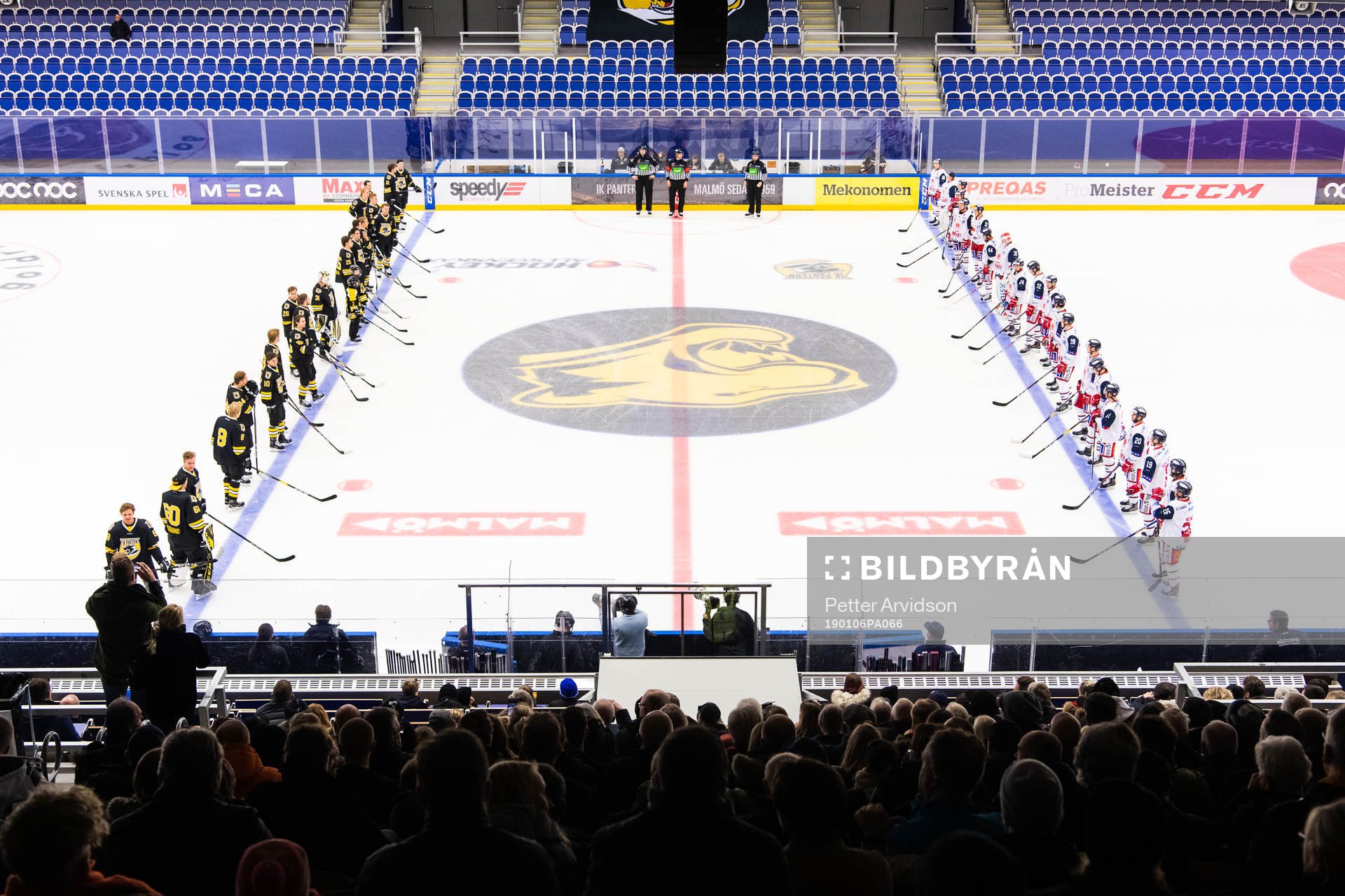 Panterns och Västerviks spelare vid line up