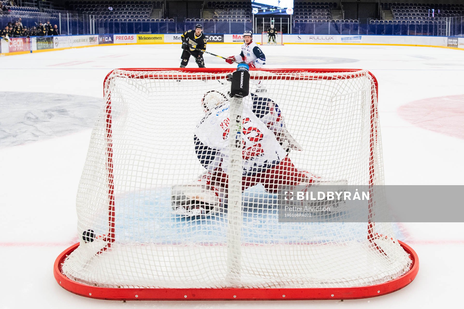 Panterns Martin Janolhs gör 1-0 bakom Västerviks målvakt