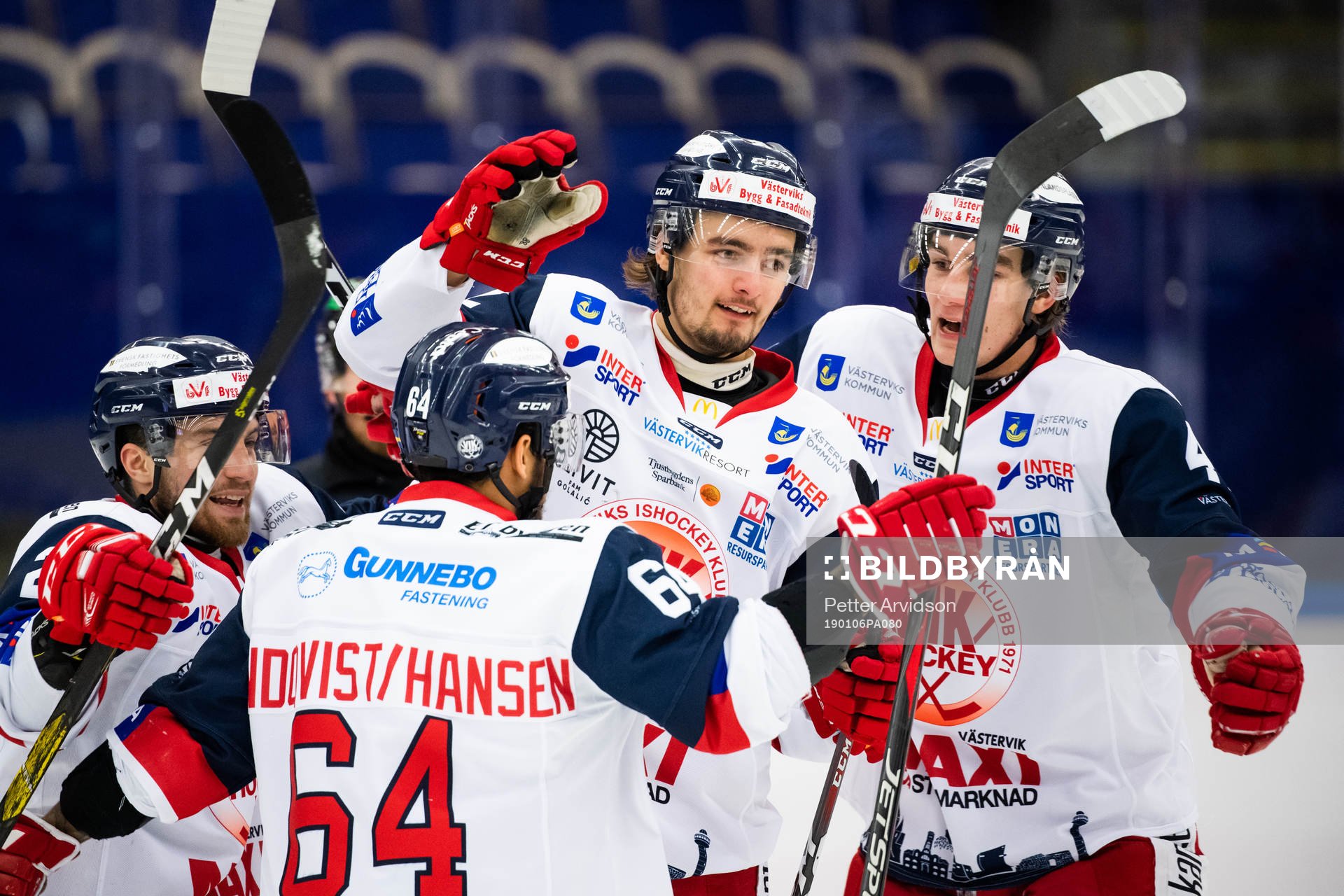 Västerviks Alfred Andersson jublar med målskytten till